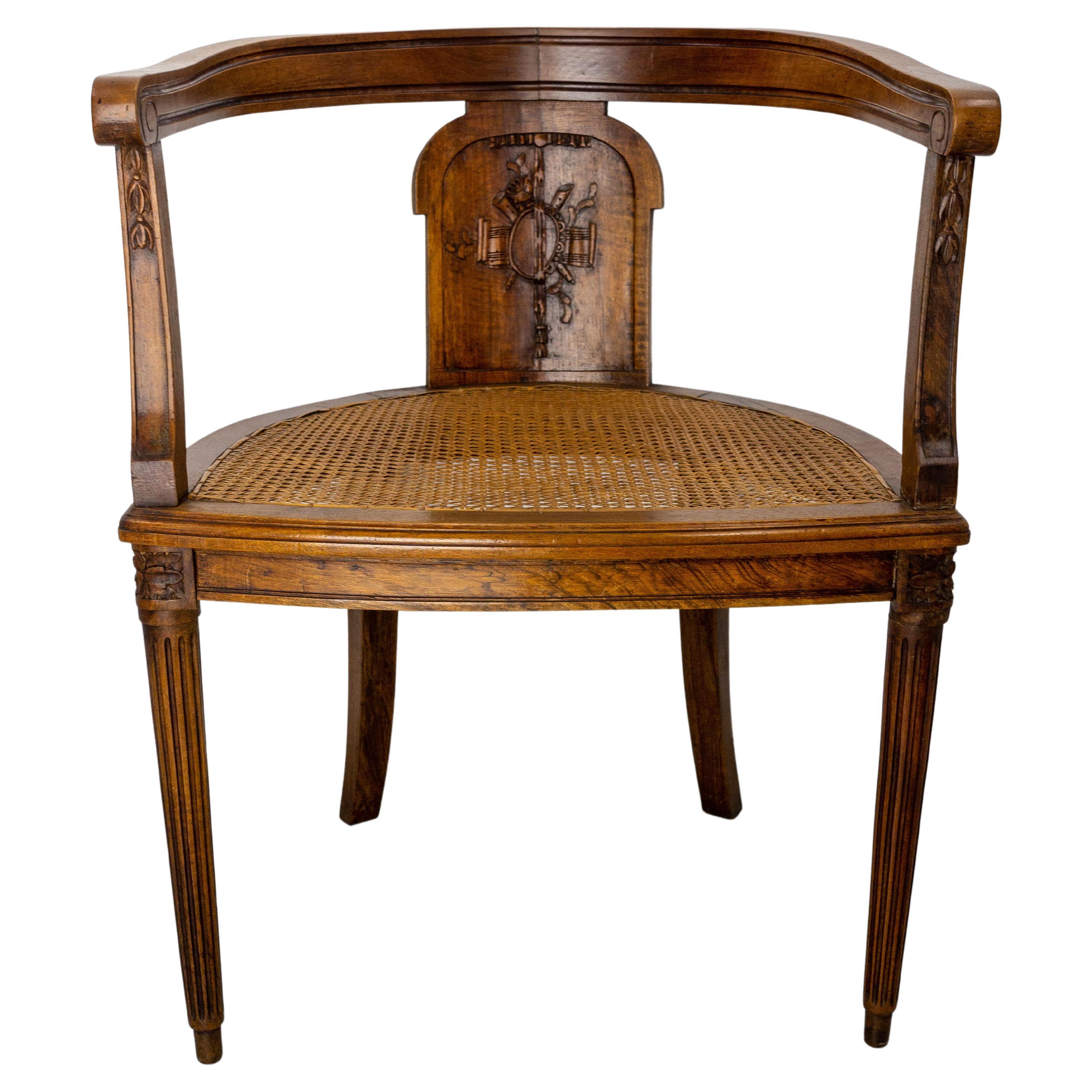 French Armchair carved in the Louis XVI style
Walnut and cane
On the back, a score, a tambourine and flutes are carved, ideal in a music room
Deliverer disassemble
Shipping :
60/69/44 cm 6.6 kg.