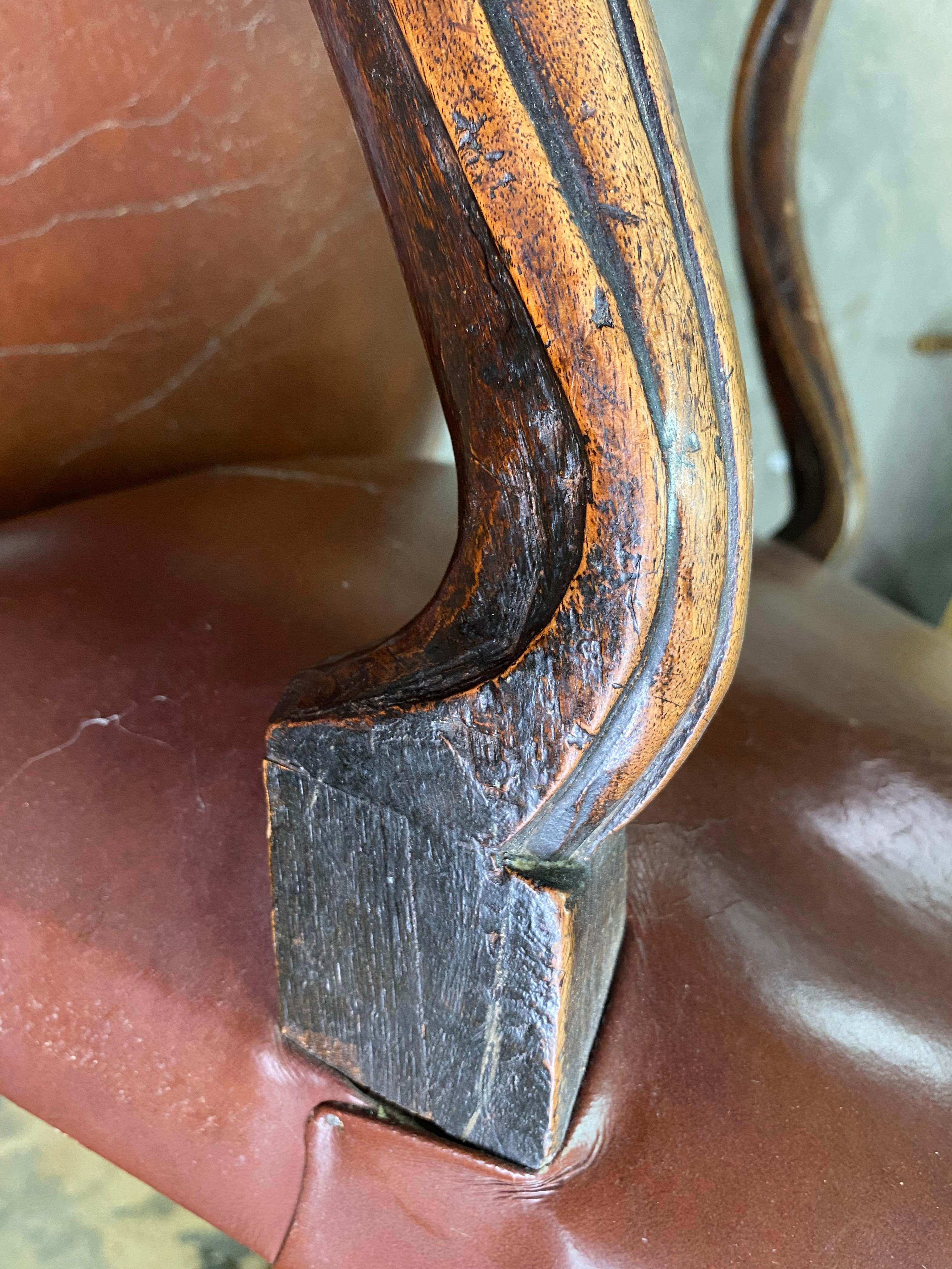 Autre Fauteuil. Bois de Wood, cuir, 18e siècle. en vente