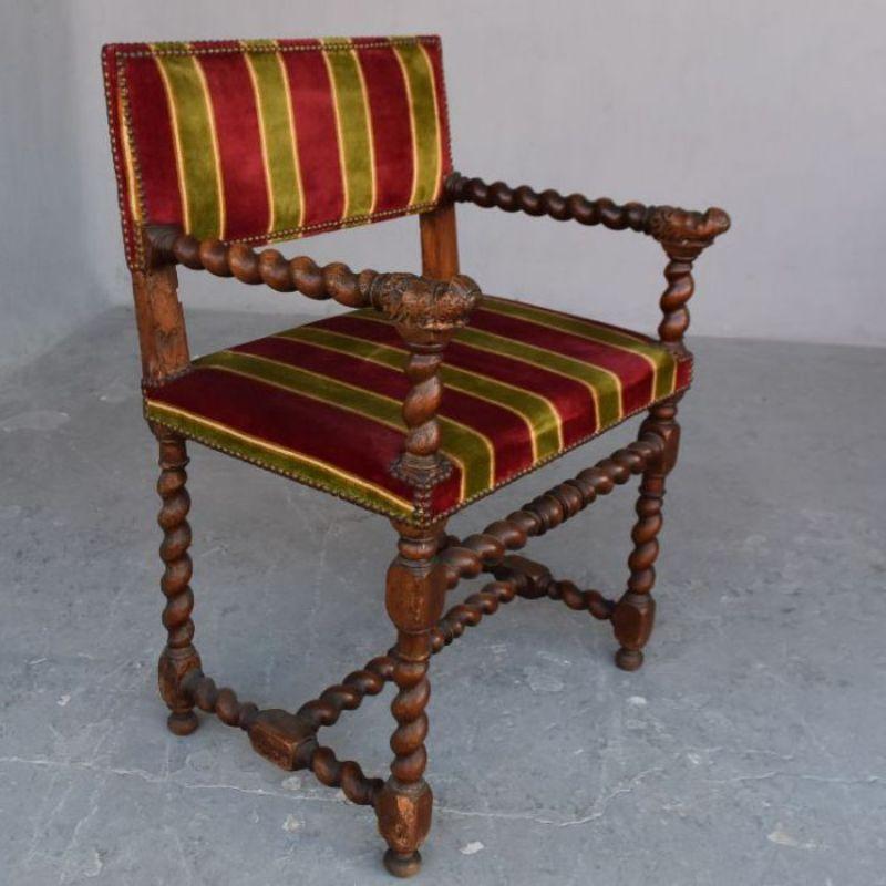 Armchair with arms of the seventeenth century in walnut covered with striped velvet. Good condition of tapestry. Some grafts and old restorations. Dimension height 90 cm for a width of 60 cm and 40 cm deep.

Style: Renaissance
Material: Drown.