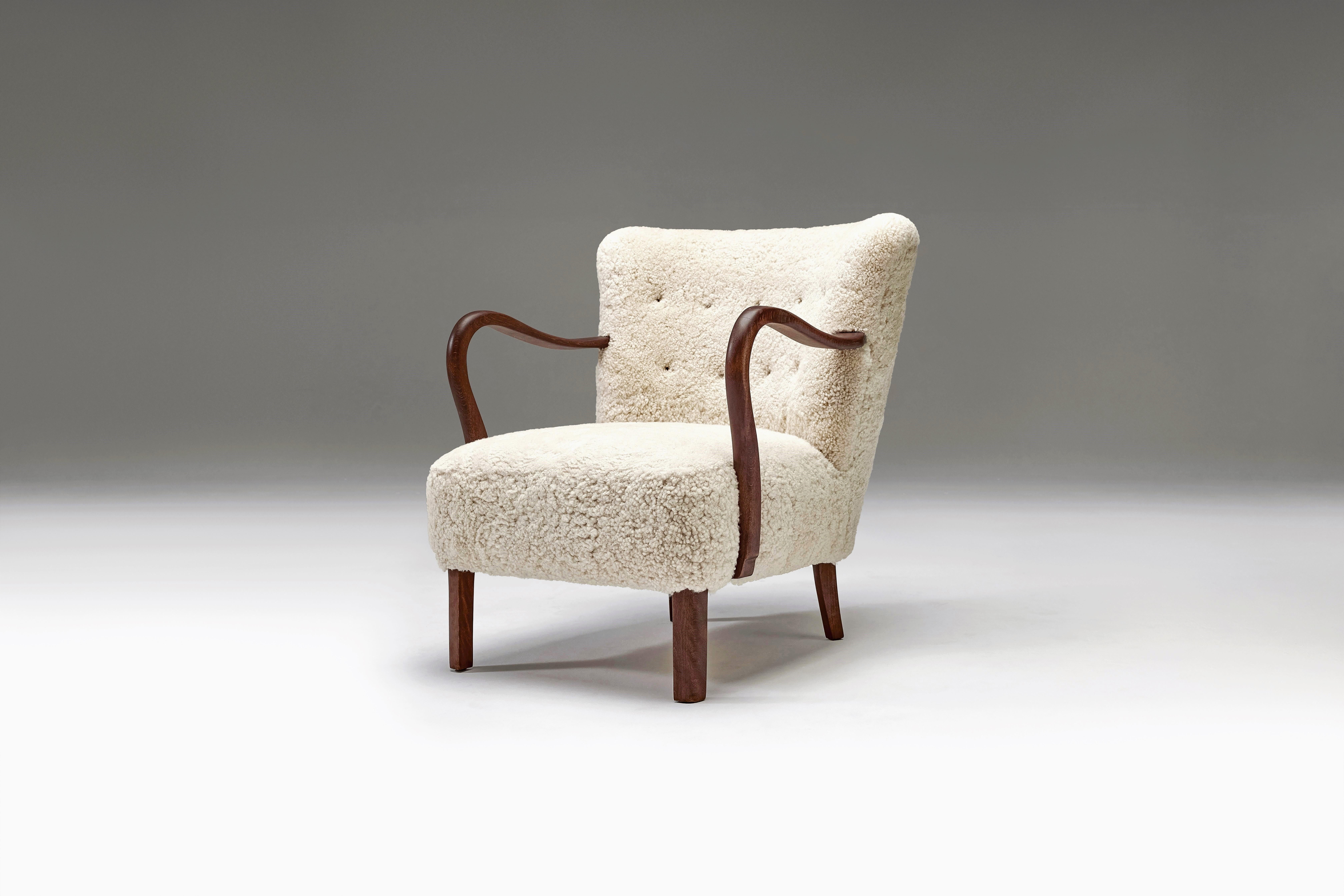 Die exquisite Handwerkskunst der dänischen Tischlerei und die Betonung der modernen Ästhetik sind in diesem schönen Sessel offensichtlich. Es verbindet nahtlos die zeitlose Anziehungskraft des traditionellen Designs mit der zeitgenössischen