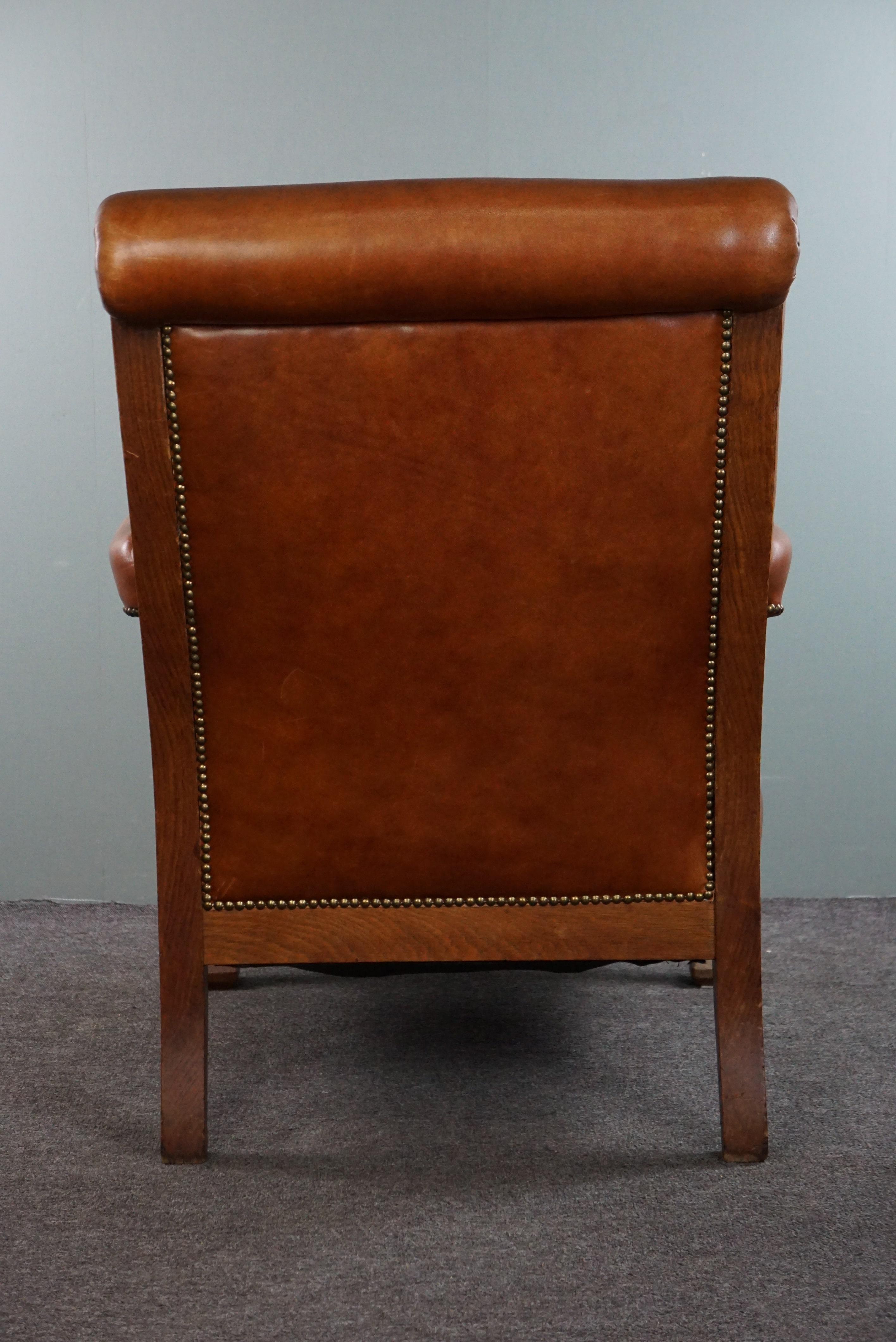 Fauteuil avec têtes de lion retapissé en cuir de vache de couleur cognac Bon état - En vente à Harderwijk, NL