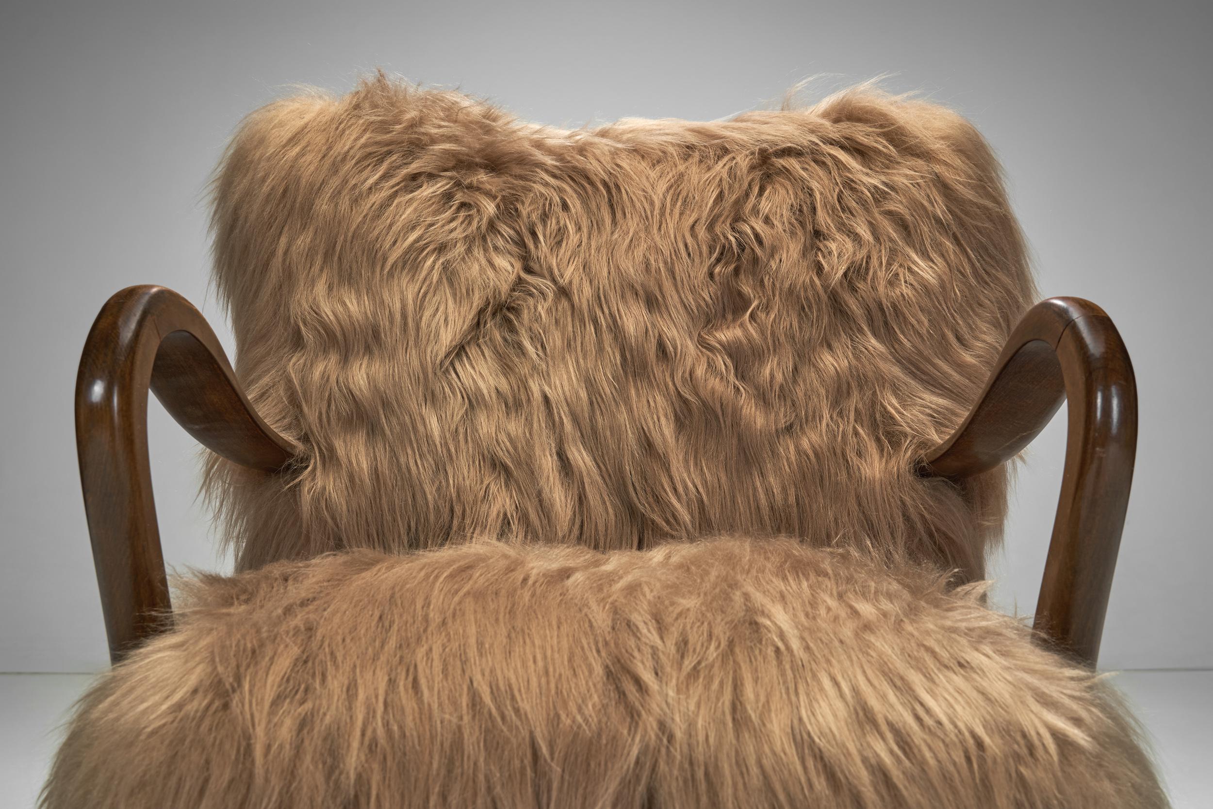 Fauteuil en peau de mouton à poils longs et accoudoirs en bois courbé, Europe Milieu du XXe siècle en vente 4