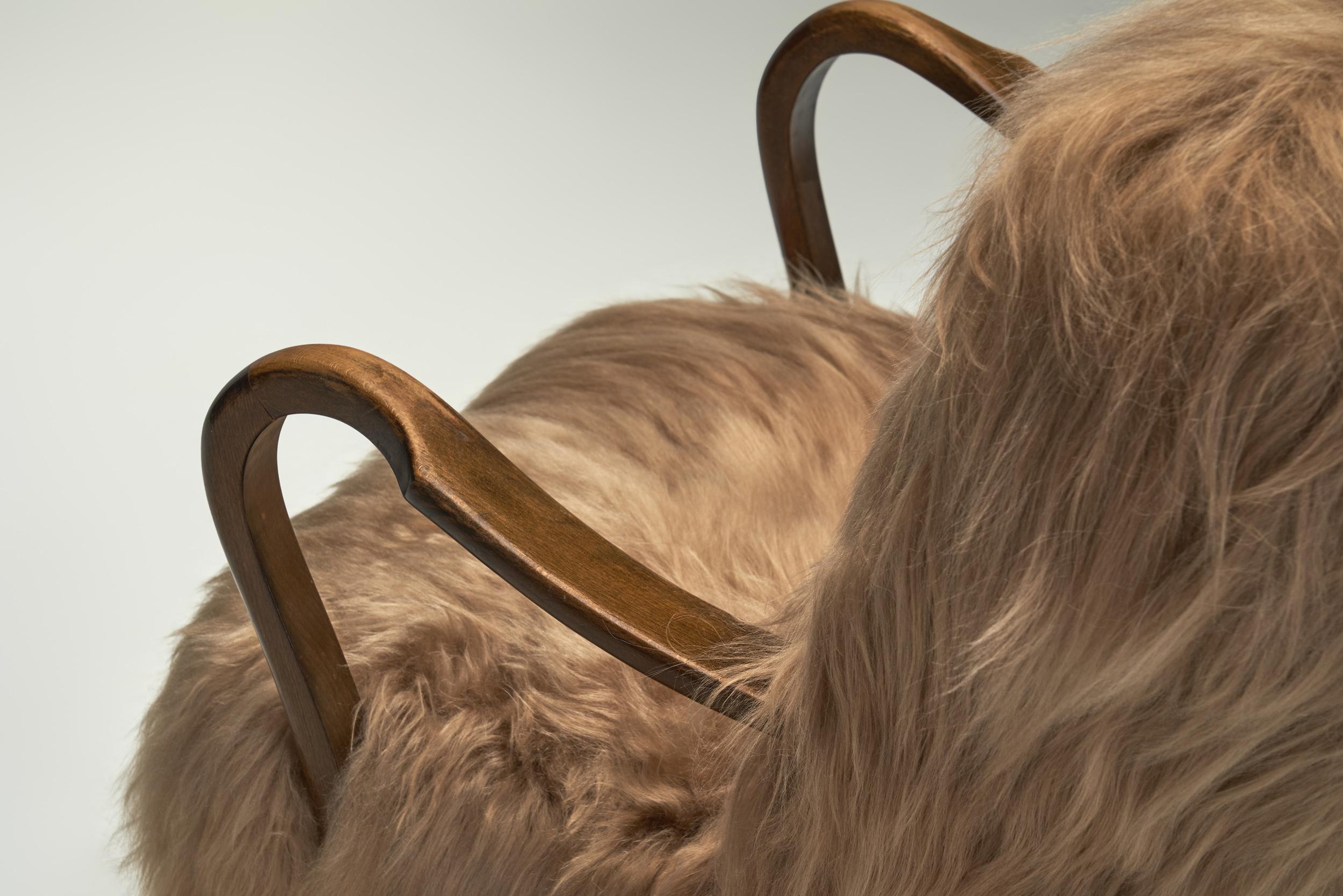 Fauteuil en peau de mouton à poils longs et accoudoirs en bois courbé, Europe Milieu du XXe siècle en vente 5