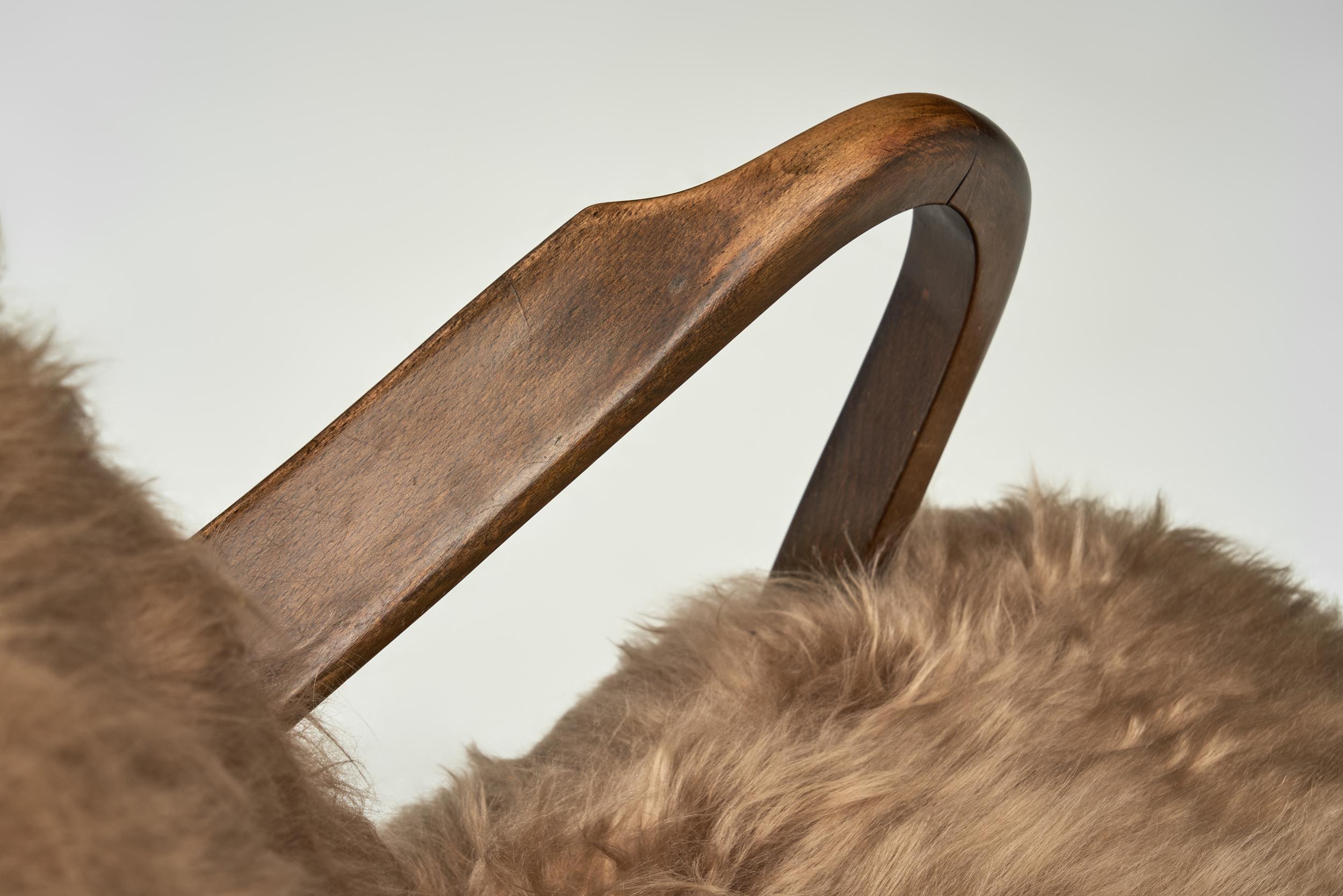 Fauteuil en peau de mouton à poils longs et accoudoirs en bois courbé, Europe Milieu du XXe siècle en vente 6