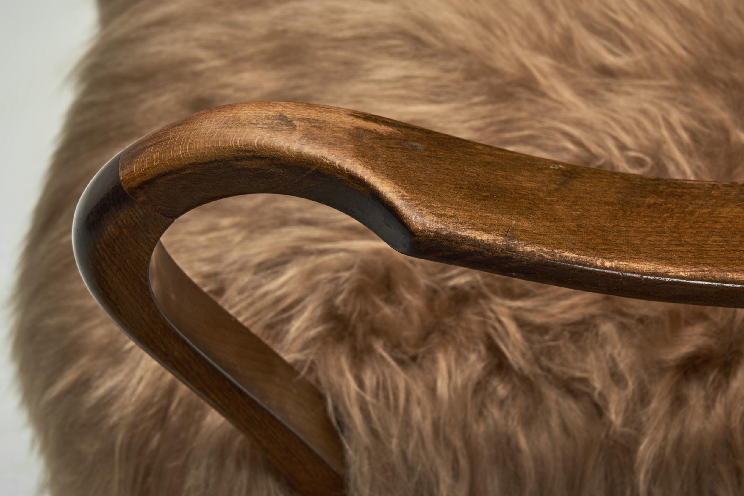 Fauteuil en peau de mouton à poils longs et accoudoirs en bois courbé, Europe Milieu du XXe siècle en vente 7
