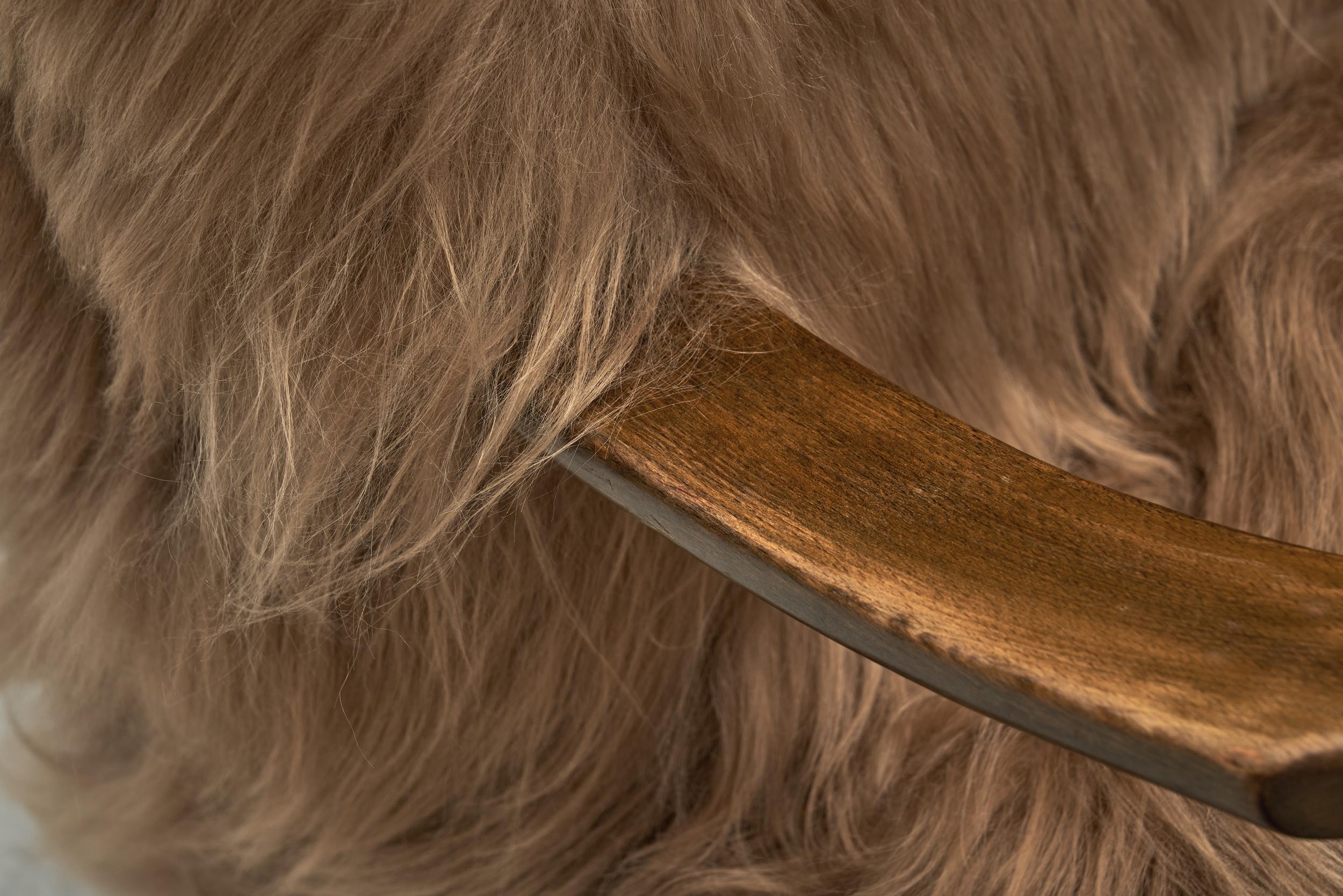 Fauteuil en peau de mouton à poils longs et accoudoirs en bois courbé, Europe Milieu du XXe siècle en vente 8