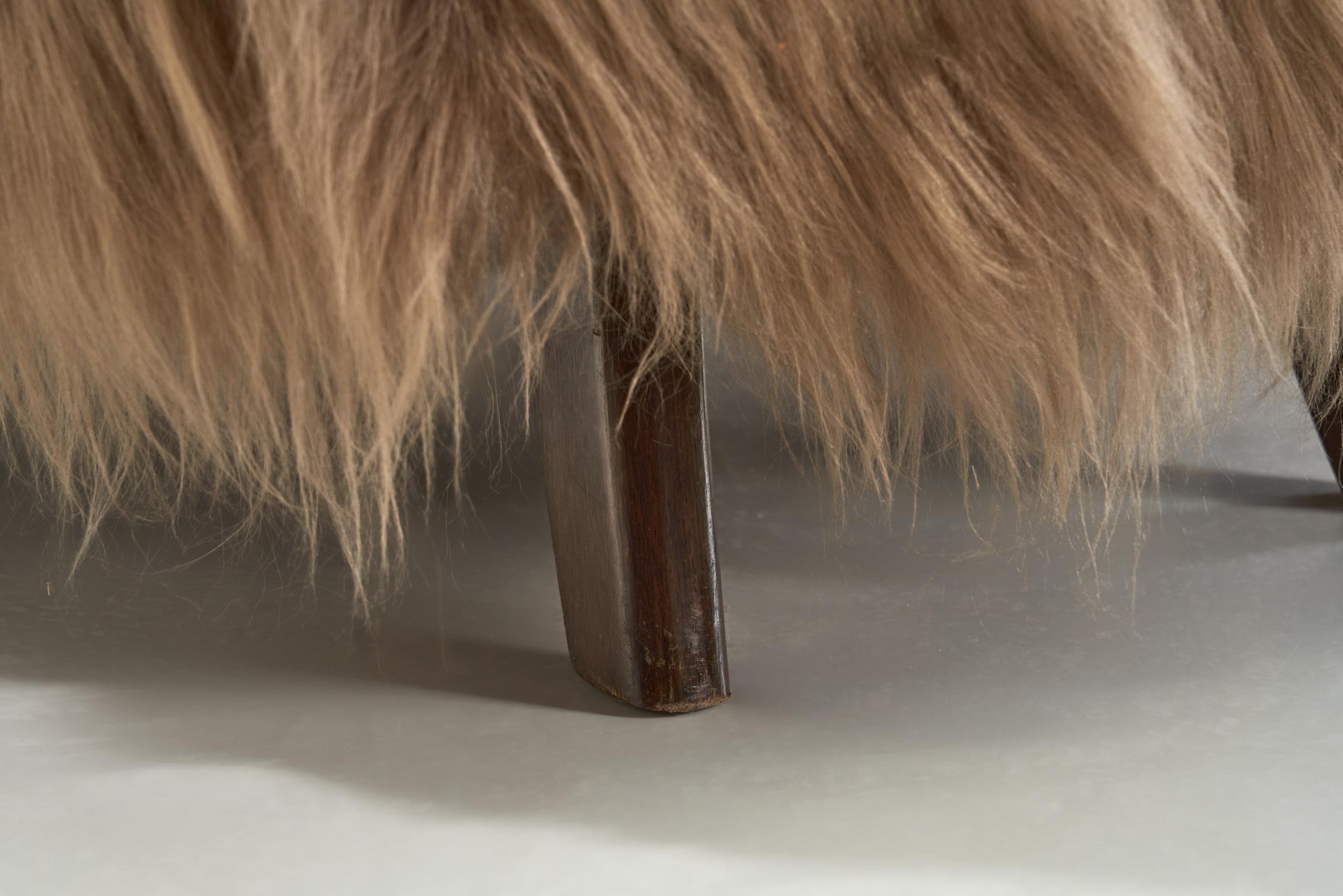Fauteuil en peau de mouton à poils longs et accoudoirs en bois courbé, Europe Milieu du XXe siècle en vente 10