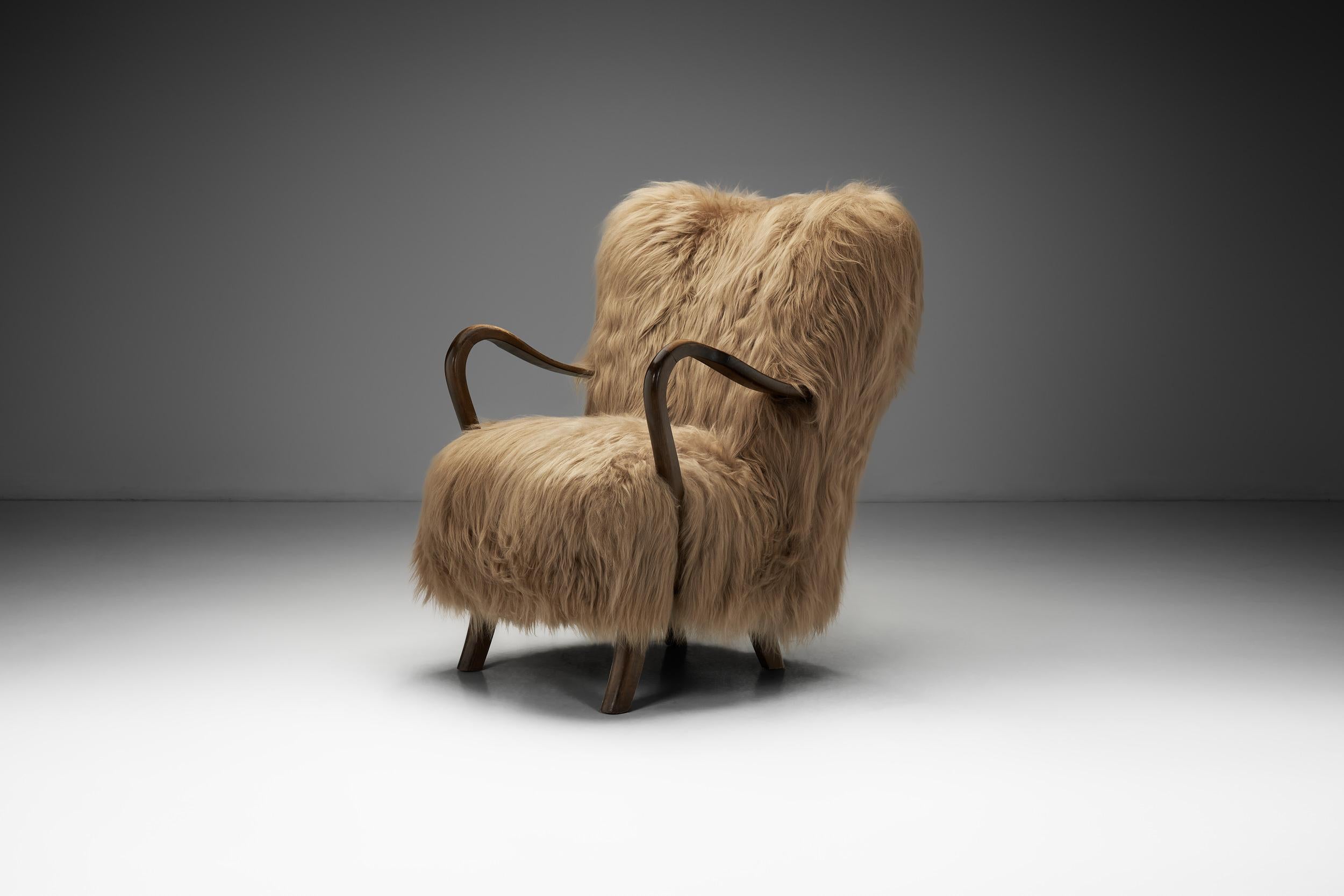 Européen Fauteuil en peau de mouton à poils longs et accoudoirs en bois courbé, Europe Milieu du XXe siècle en vente