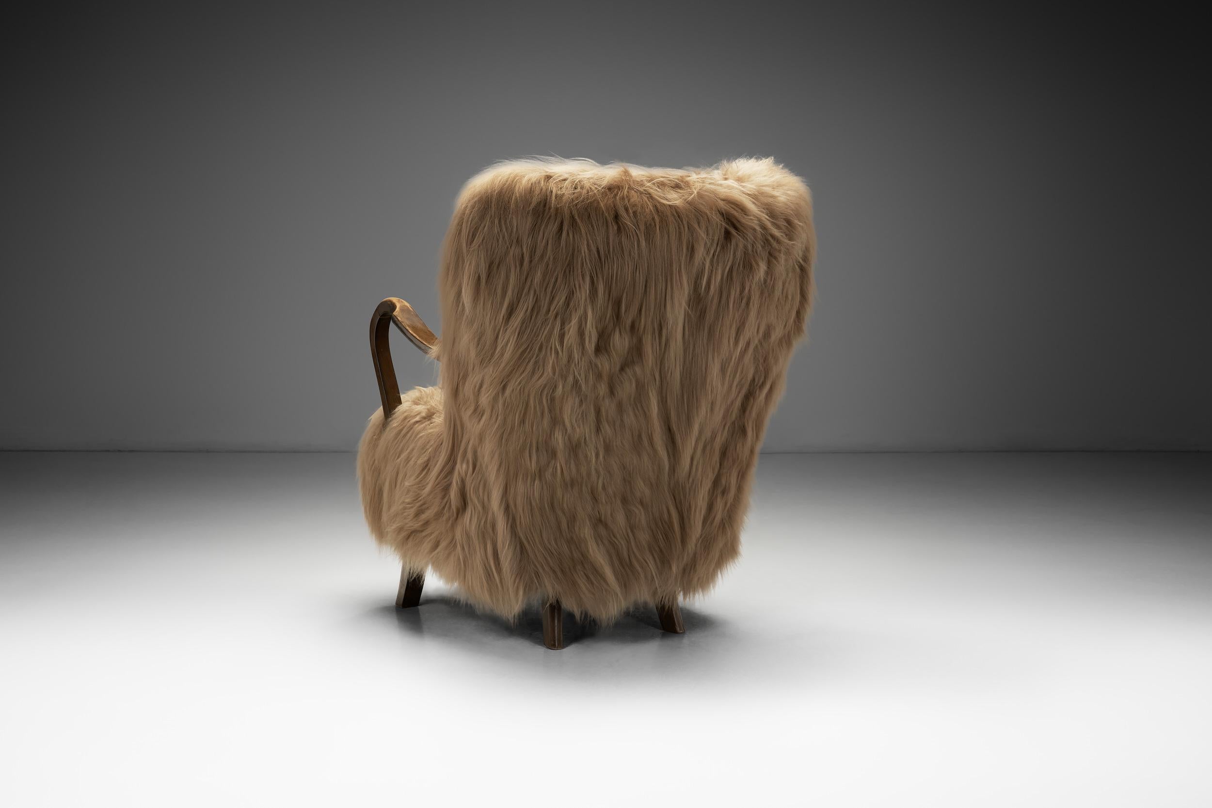 Fauteuil en peau de mouton à poils longs et accoudoirs en bois courbé, Europe Milieu du XXe siècle Bon état - En vente à Utrecht, NL