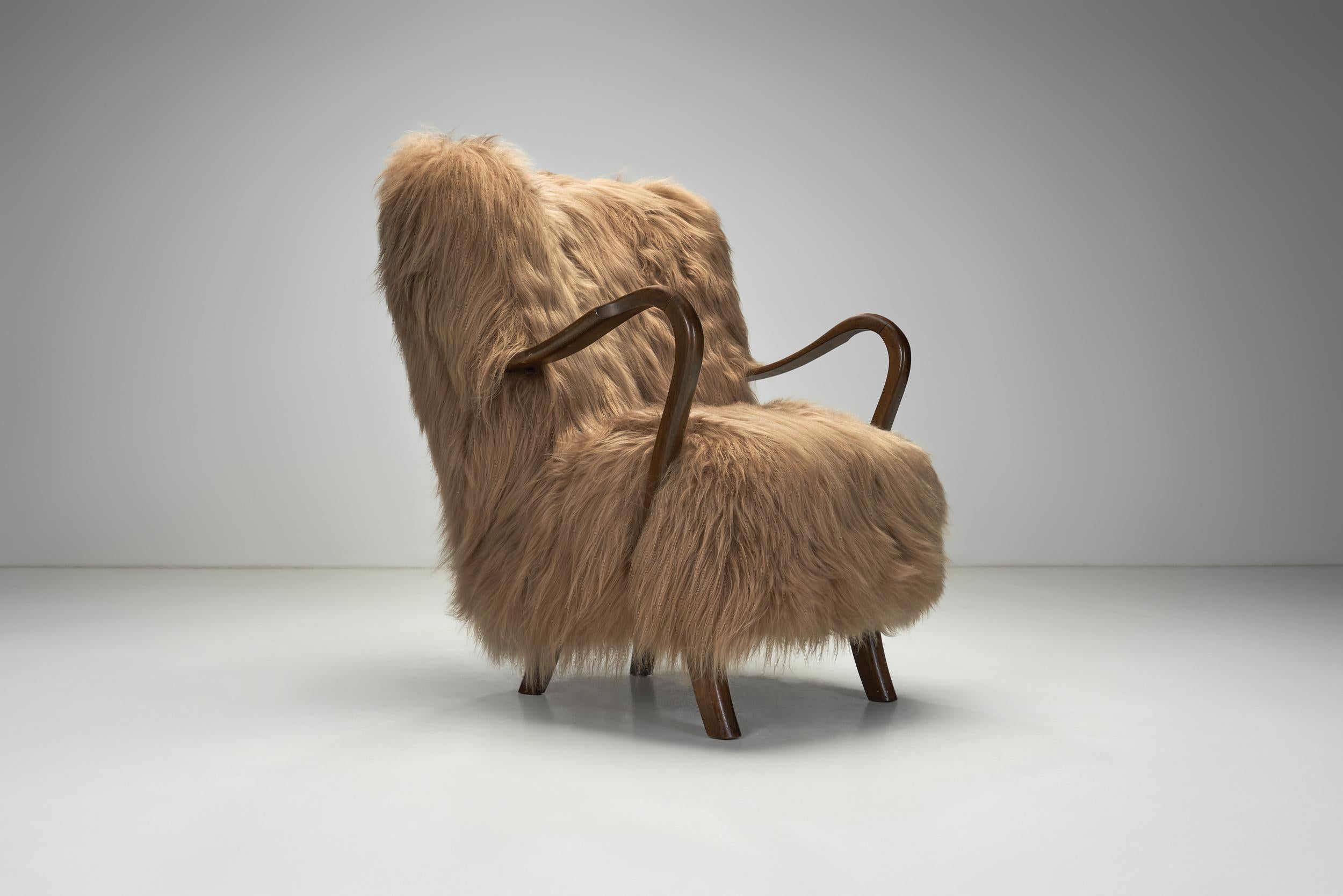 20ième siècle Fauteuil en peau de mouton à poils longs et accoudoirs en bois courbé, Europe Milieu du XXe siècle en vente