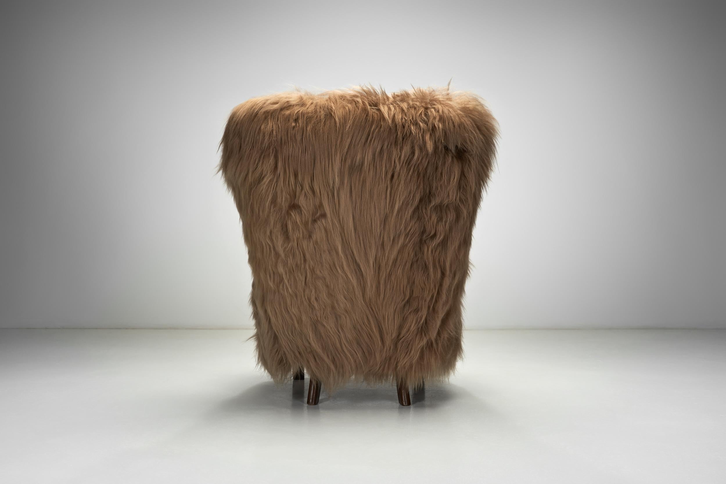 Cuir de mouton Fauteuil en peau de mouton à poils longs et accoudoirs en bois courbé, Europe Milieu du XXe siècle en vente