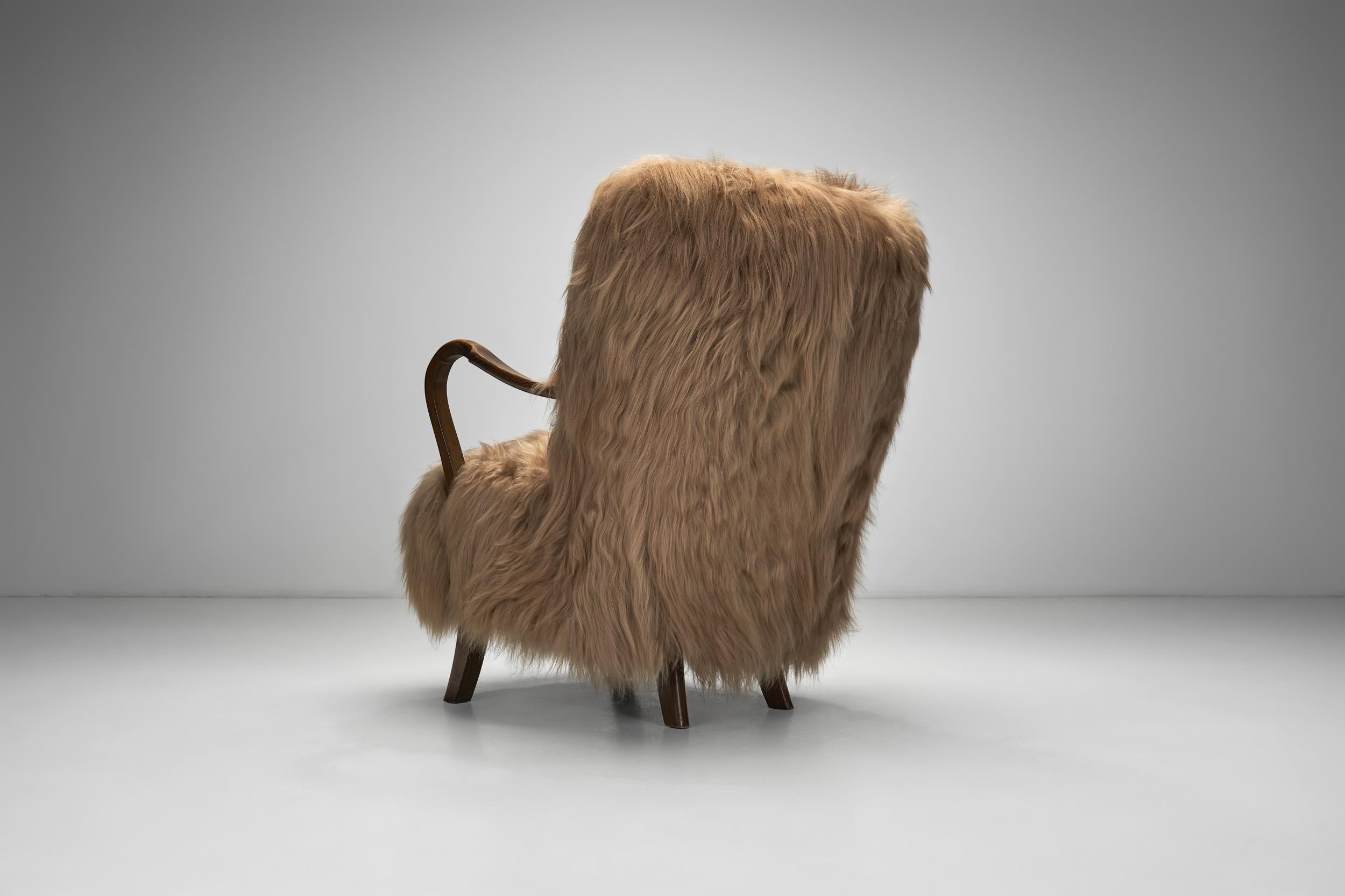 Fauteuil en peau de mouton à poils longs et accoudoirs en bois courbé, Europe Milieu du XXe siècle en vente 1