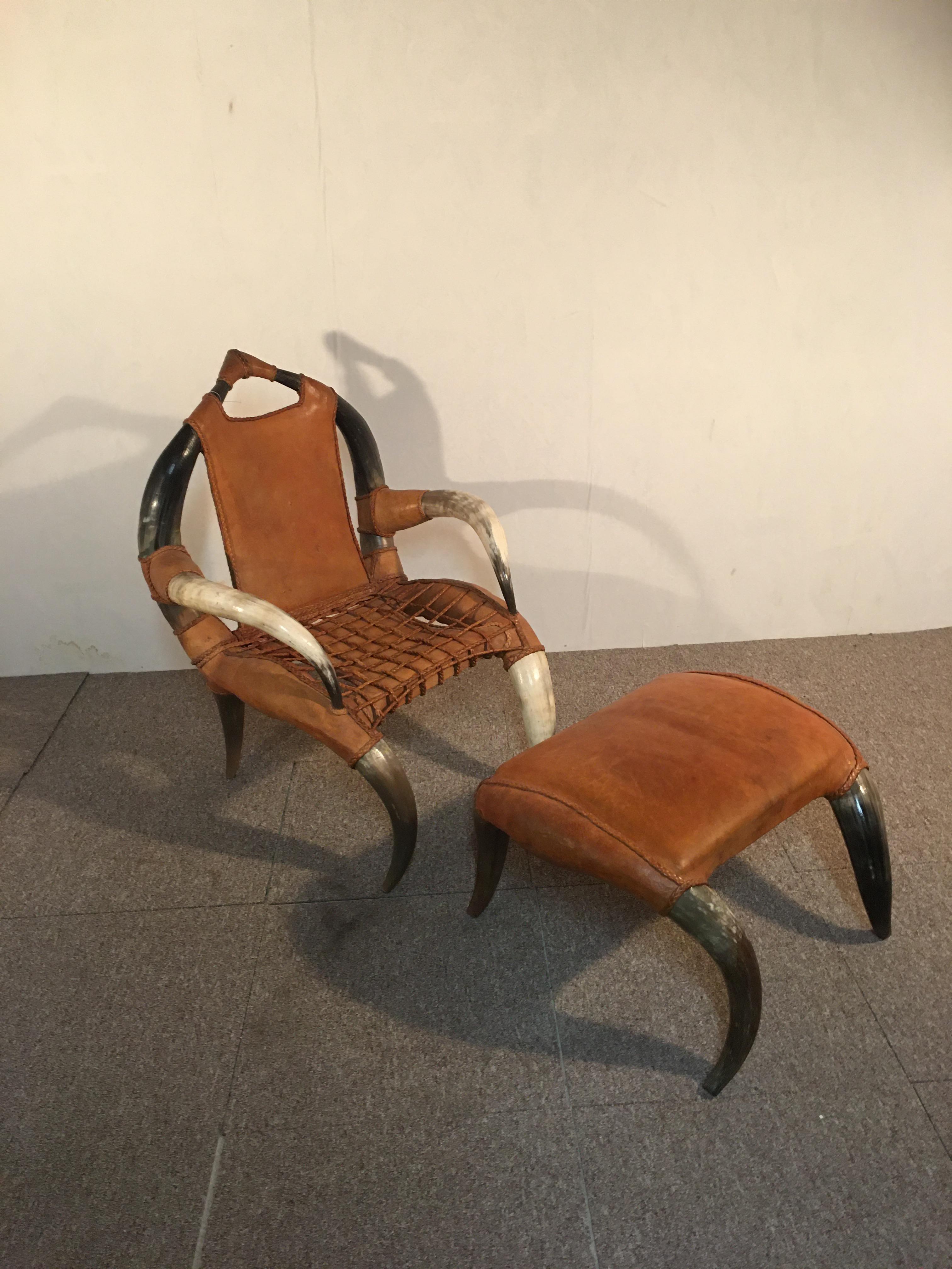 Armchair with its pouf, horn structure, beautiful light brown braided leather work. Good condition, not torn.