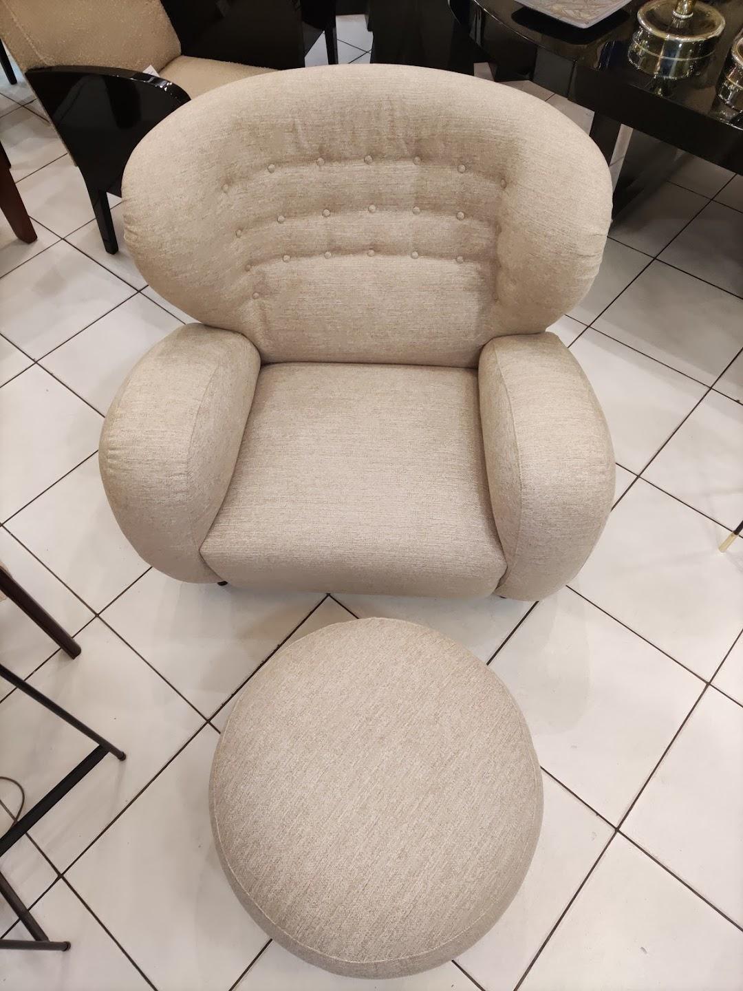 Fauteuil avec repose-pieds en tissu beige en vente 5