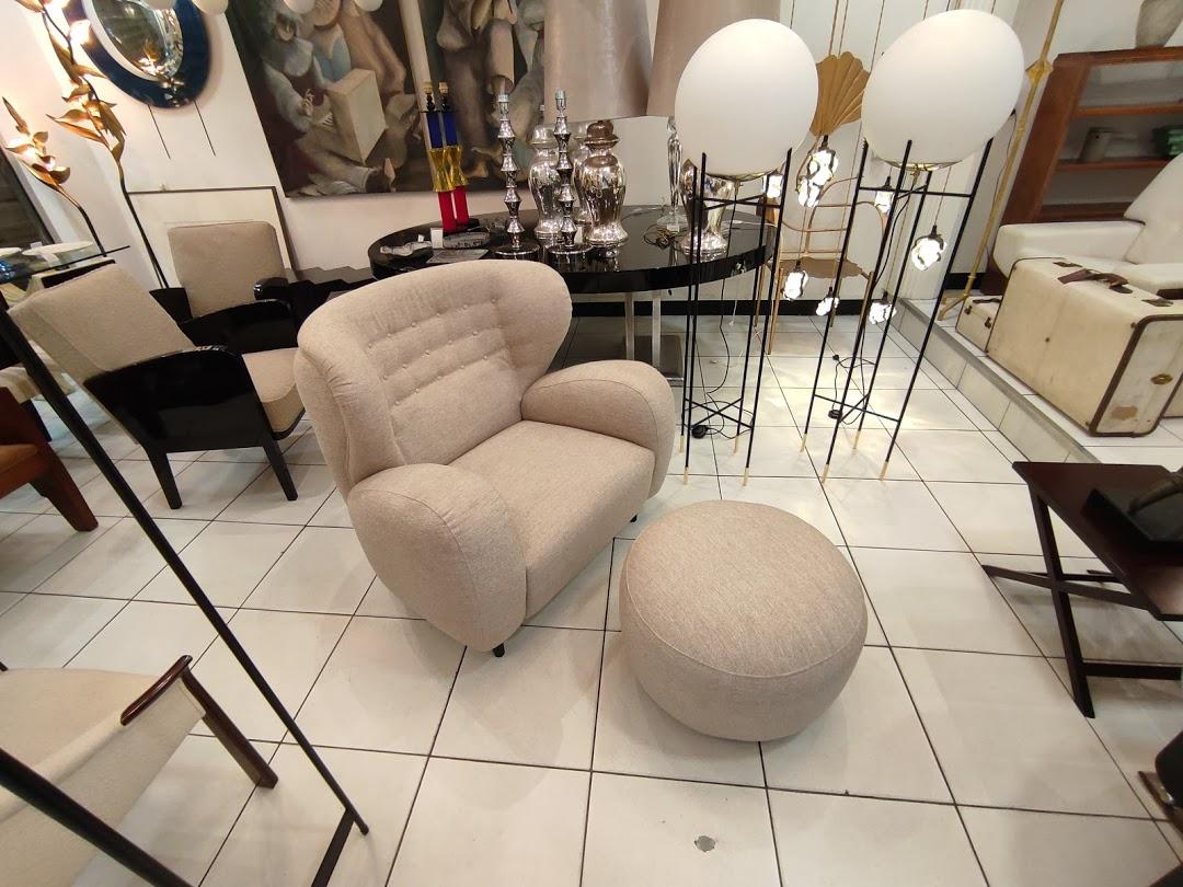 Una poltrona con un pouf, tessuto beige, condizioni perfette.

