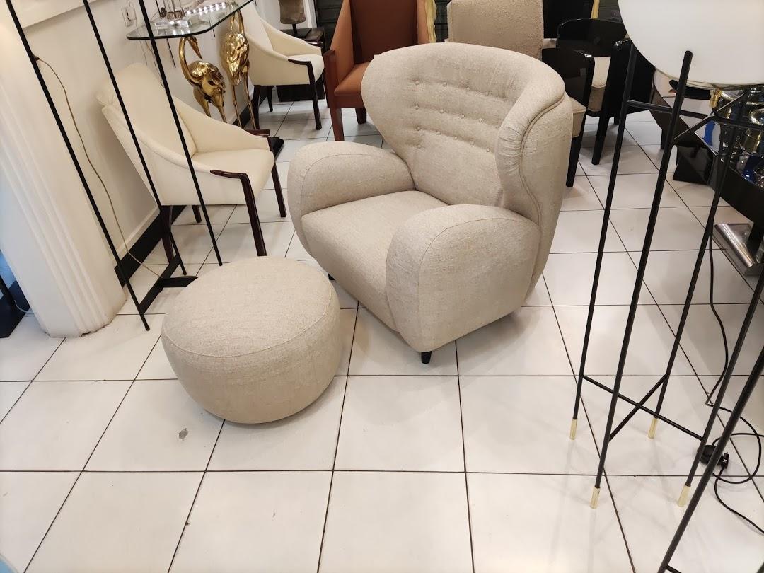 Fauteuil avec repose-pieds en tissu beige en vente 1