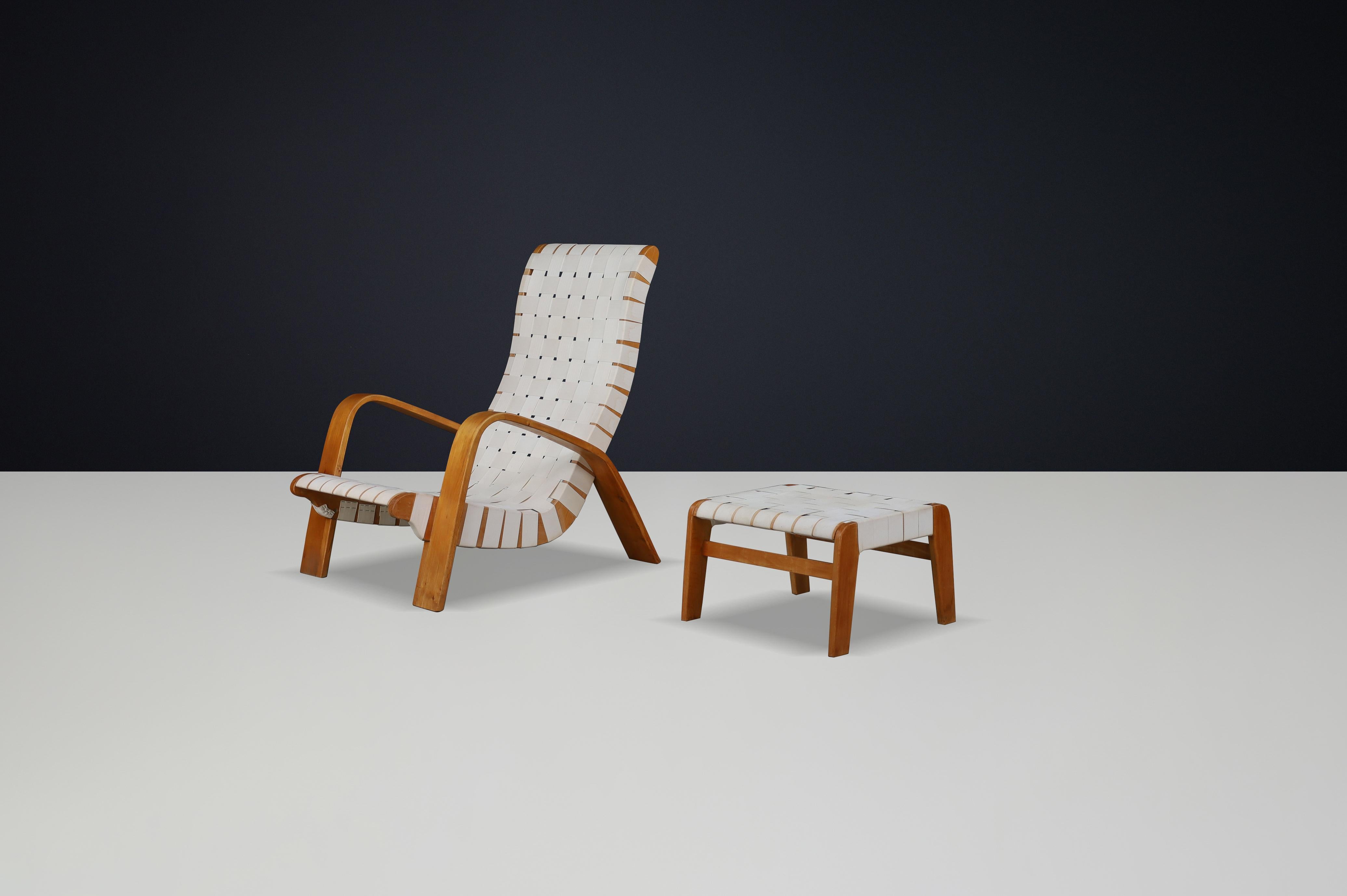 Poltrona con ottomana in legno di Bentwood e fettuccia di tela, Repubblica Ceca, anni '30 - Restaurata

Una rara e splendida poltrona da salotto restaurata con pouf abbinato, progettata negli anni '30 in Cecoslovacchia. Questo set modernista mette