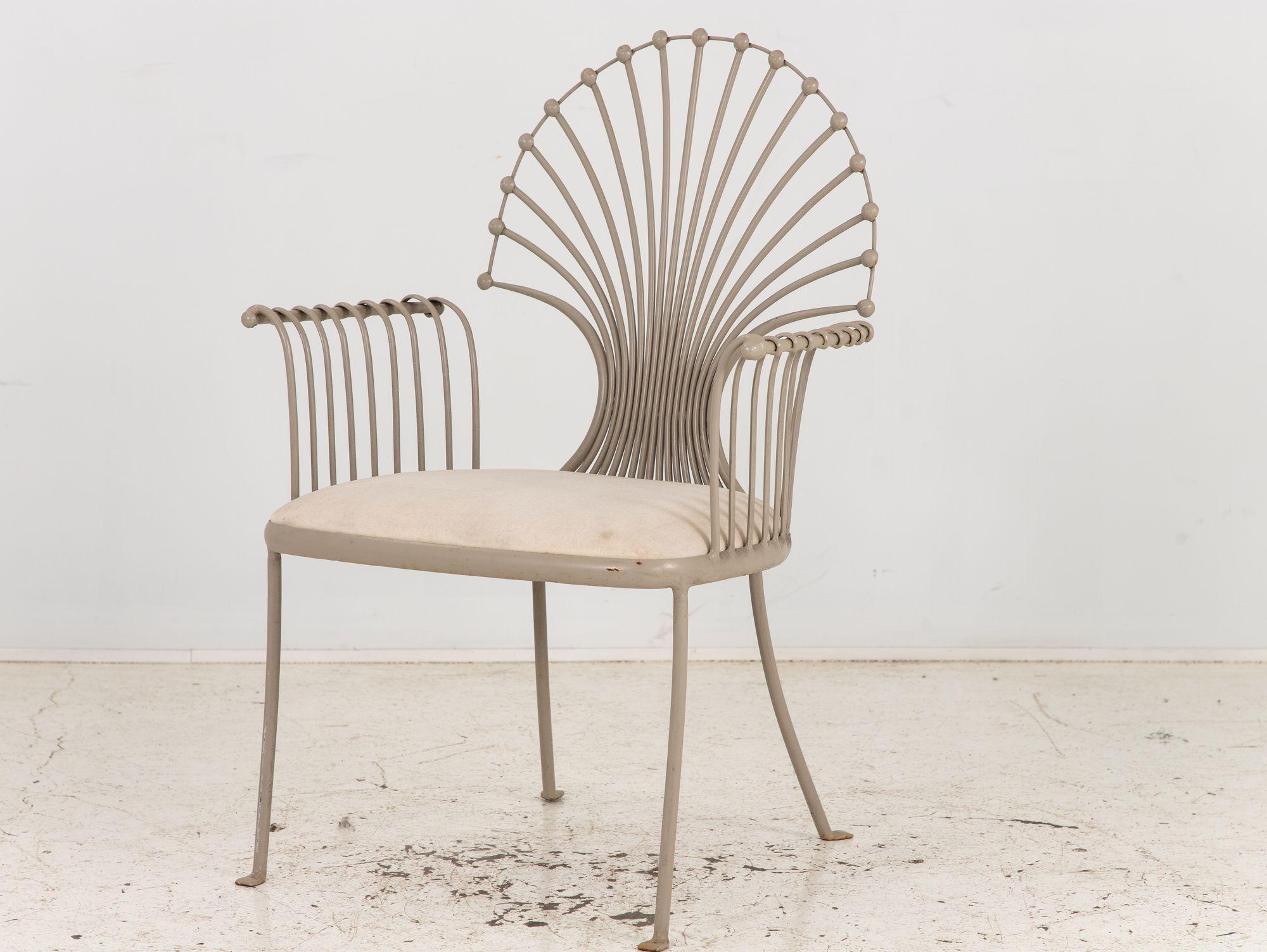 Sessel mit Pfauen- oder Weizengarbenblattmotiv, grau lackiertes Aluminium, Sessel (amerikanisch) im Angebot