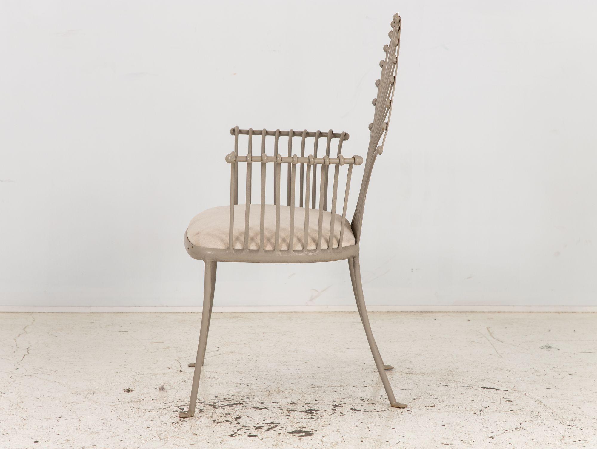 Sessel mit Pfauen- oder Weizengarbenblattmotiv, grau lackiertes Aluminium, Sessel (20. Jahrhundert) im Angebot