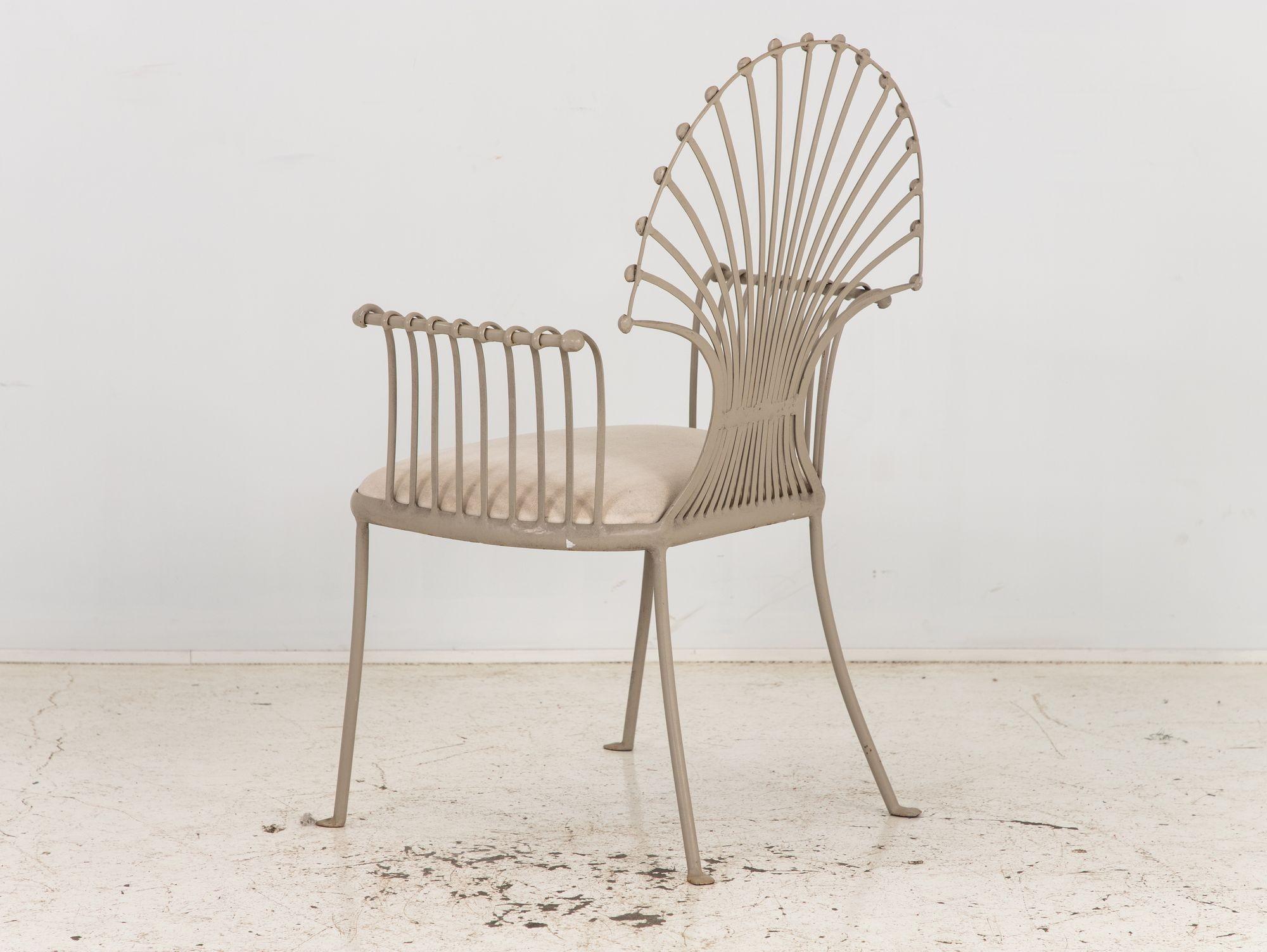 Sessel mit Pfauen- oder Weizengarbenblattmotiv, grau lackiertes Aluminium, Sessel im Angebot 1