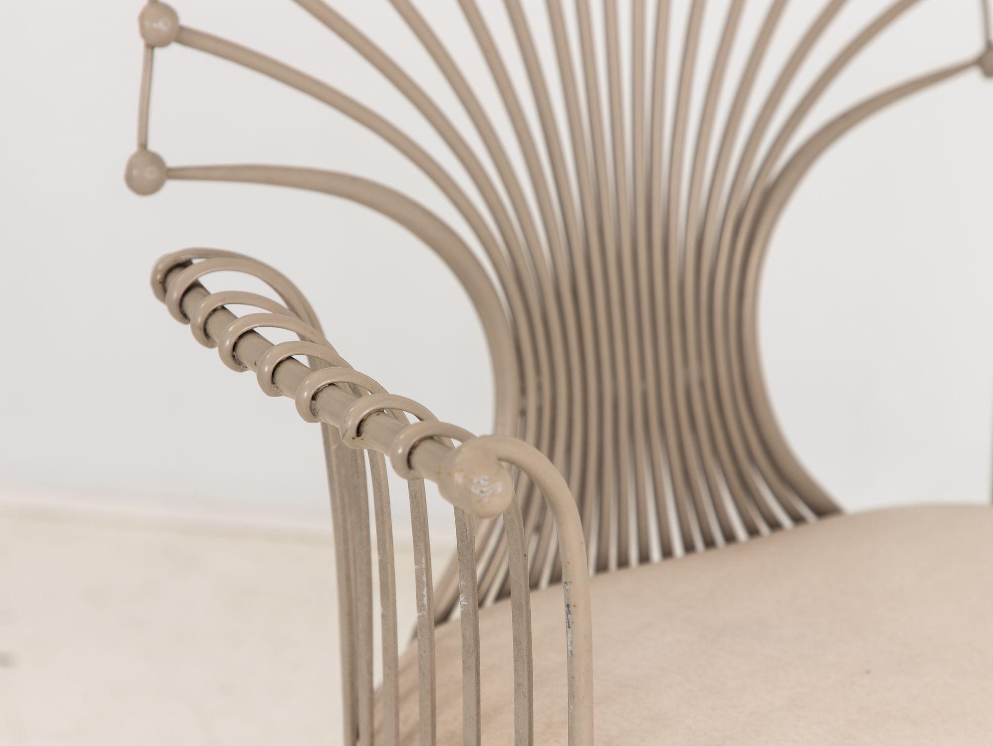 Sessel mit Pfauen- oder Weizengarbenblattmotiv, grau lackiertes Aluminium, Sessel im Angebot 2