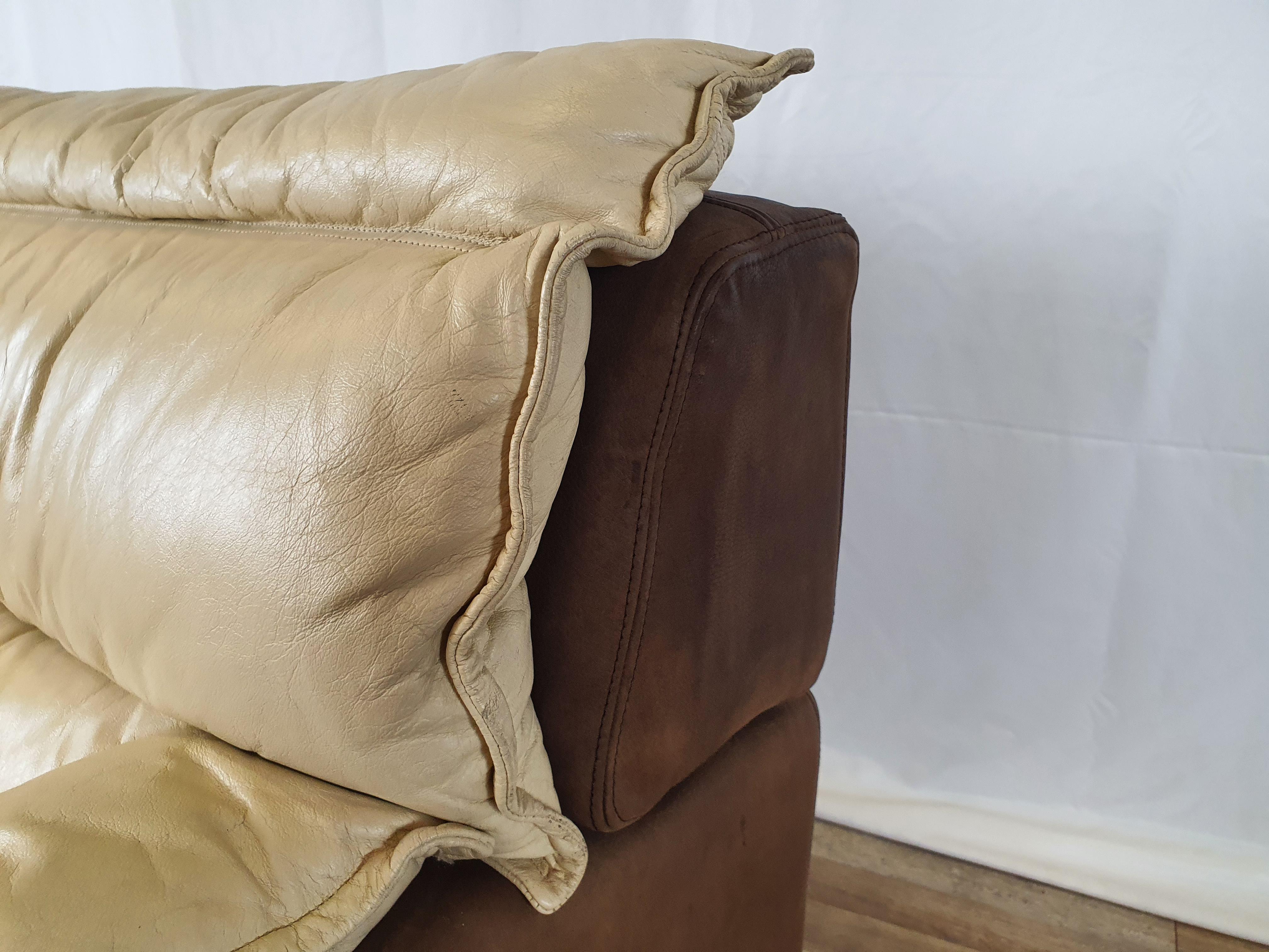 Fauteuil avec pouf en cuir et daim en vente 6