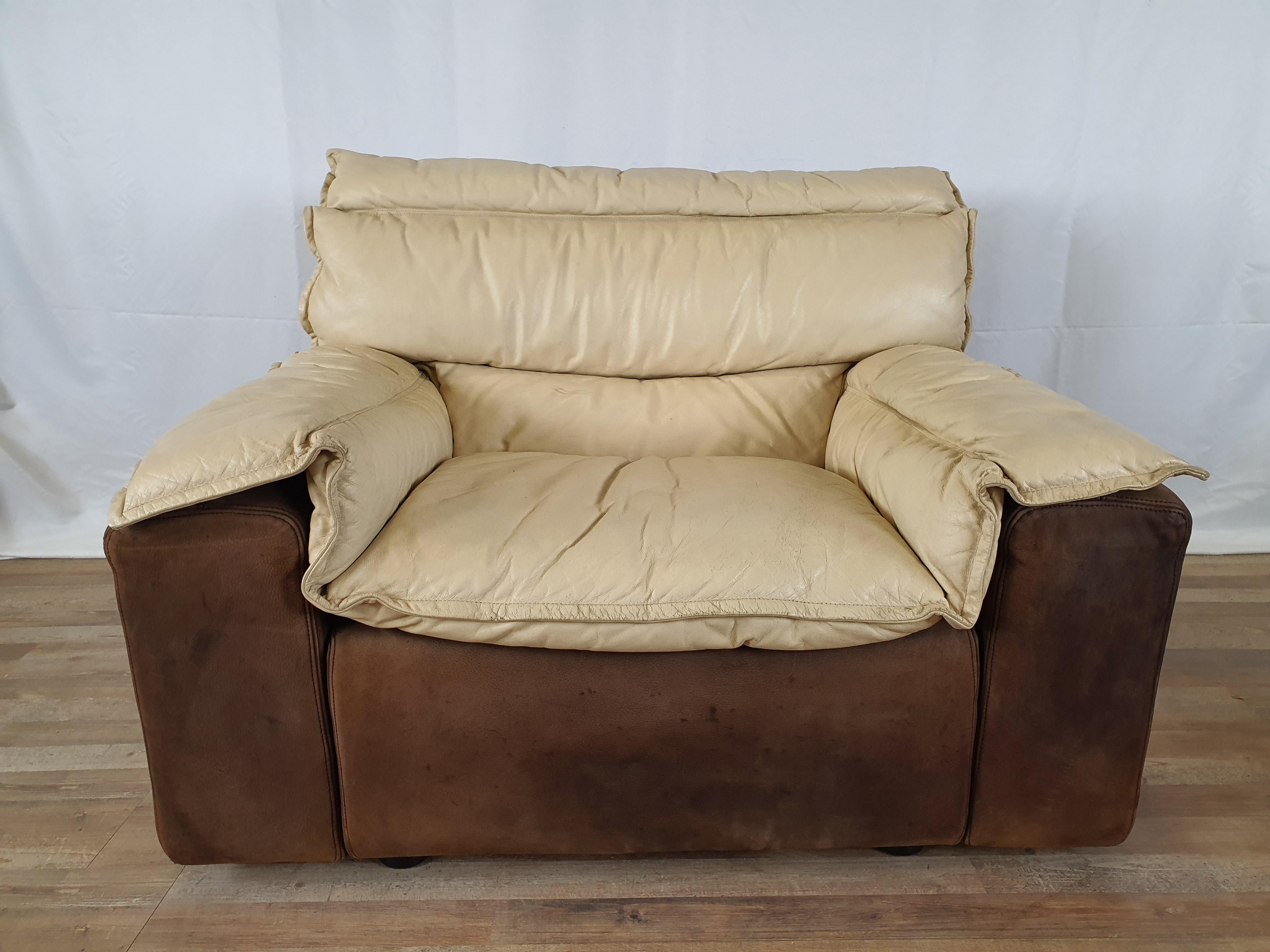 Comfortable and modern vintage 70s armchair, Italian production in leather and suede.

Fine and elegant design, it lends itself to any occasion and in any furnishing context, from Vintage to Antique.

The armchair is in good condition with