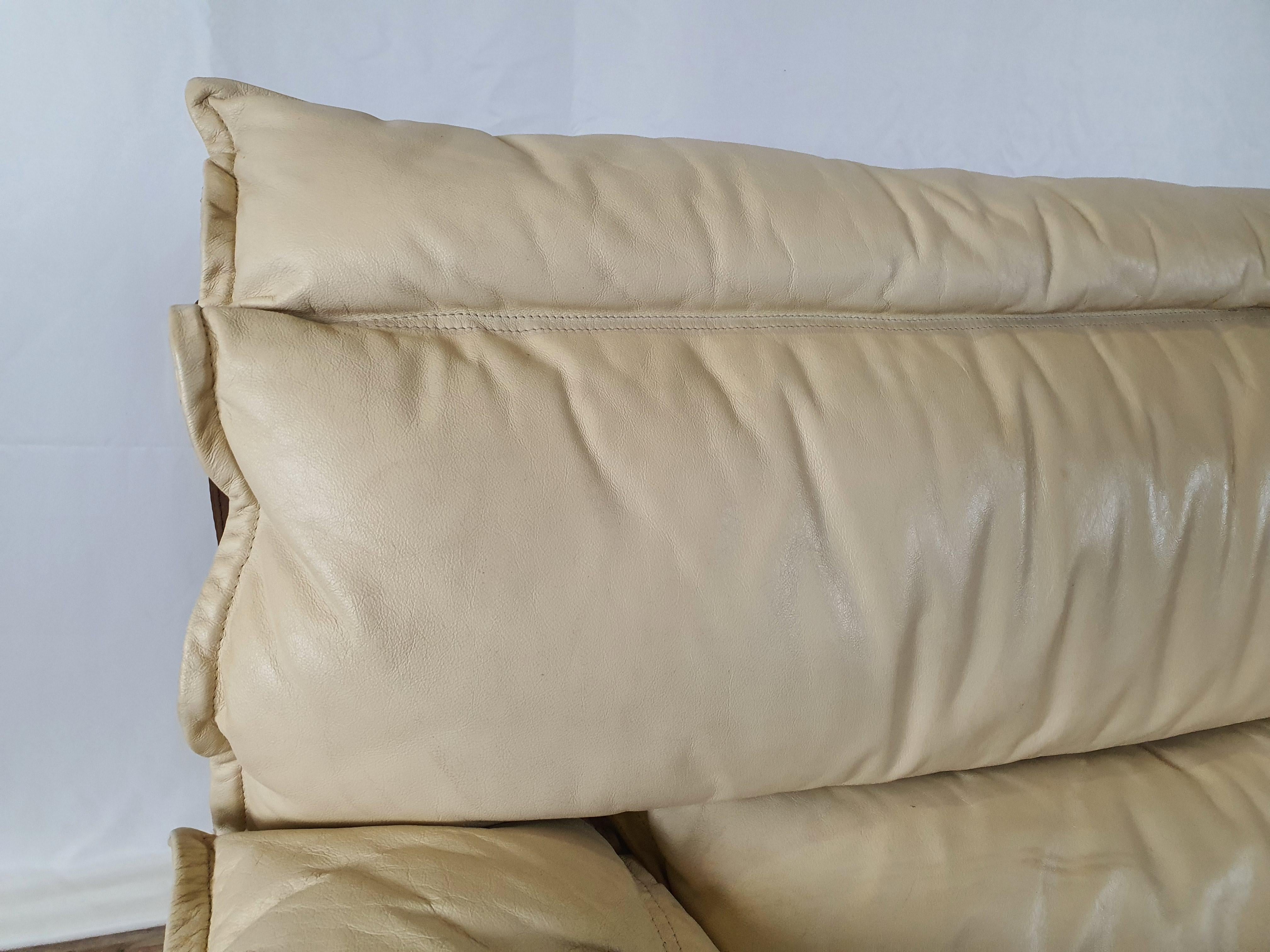 Fauteuil avec pouf en cuir et daim en vente 1