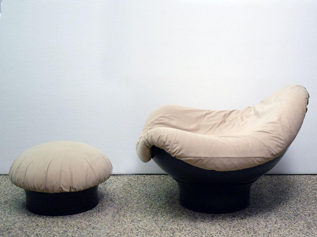 Italiano Poltrona con pouf 'Rodica' design Mario Brunu for Comfort 1970s in vendita