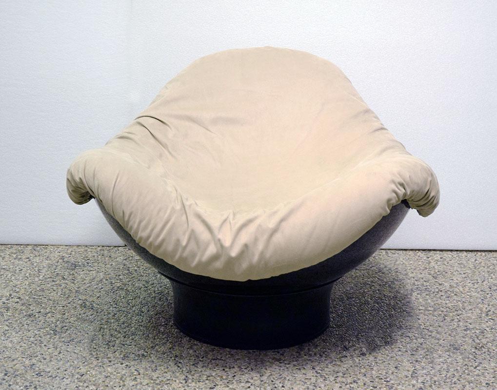 Poltrona con pouf 'Rodica' design Mario Brunu for Comfort 1970s In condizioni ottime in vendita a Parma, IT