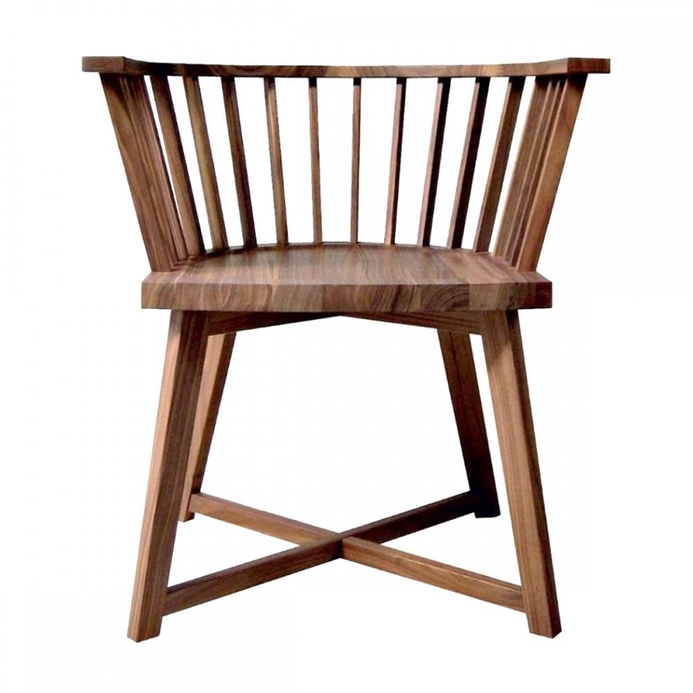 Marke: Gervasoni
Entwurf: Paola Navone
Modell: Grauer 24 Sessel

Der Gray 24 Armchair von Gervasoni ist ein Esstischsessel aus Holz, der sich durch eine niedrige Rückenlehne in Form eines Halbkreises auszeichnet, die mit eleganten Holzlatten