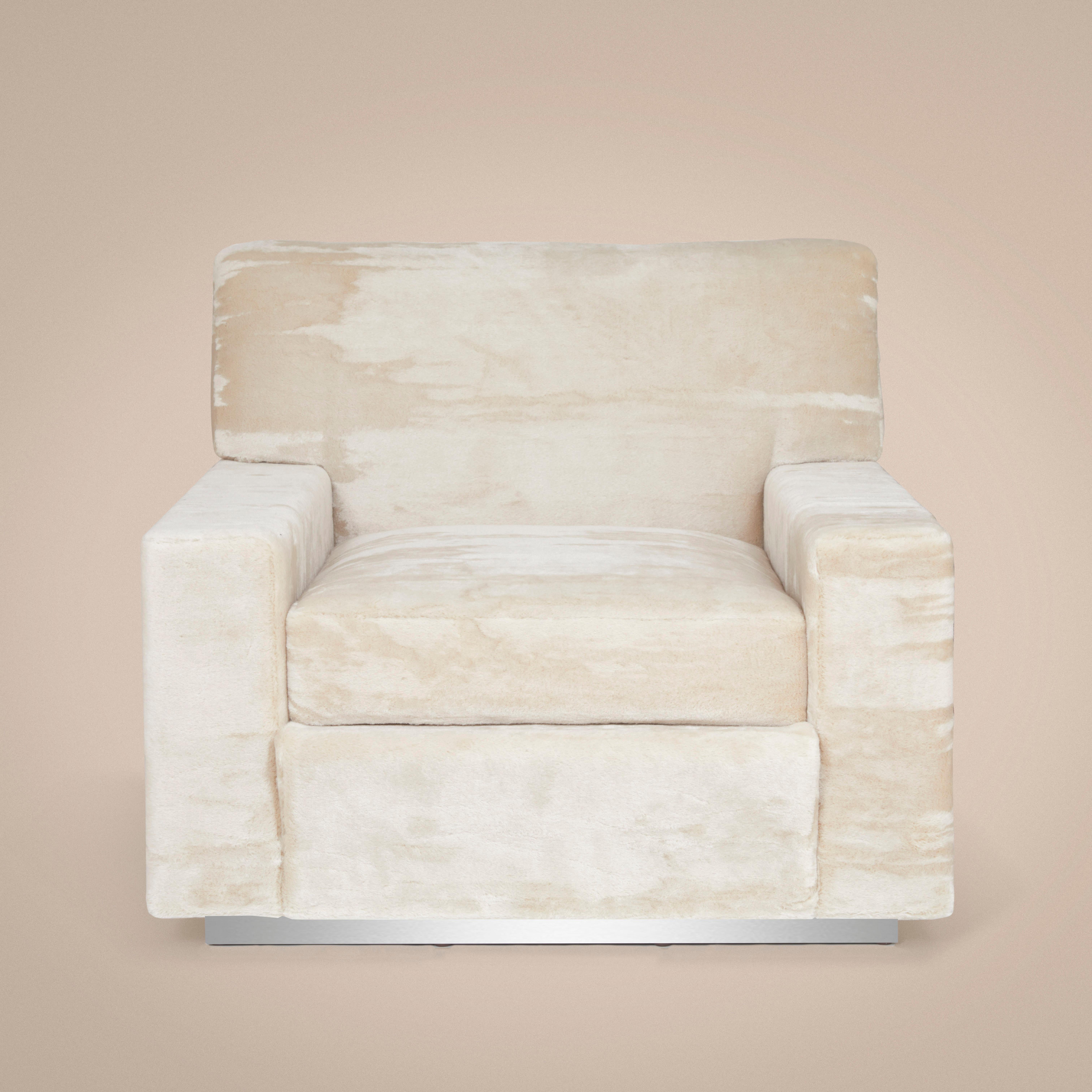 Fauteuil conçu par Laura Gonzalez et recouvert de velours mohair irrégulier par la Maison italienne DEDAR. Aspect personnalisé, doté d'un rembourrage incroyablement confortable et d'une structure souple en mousse indéformable, avec un dossier en