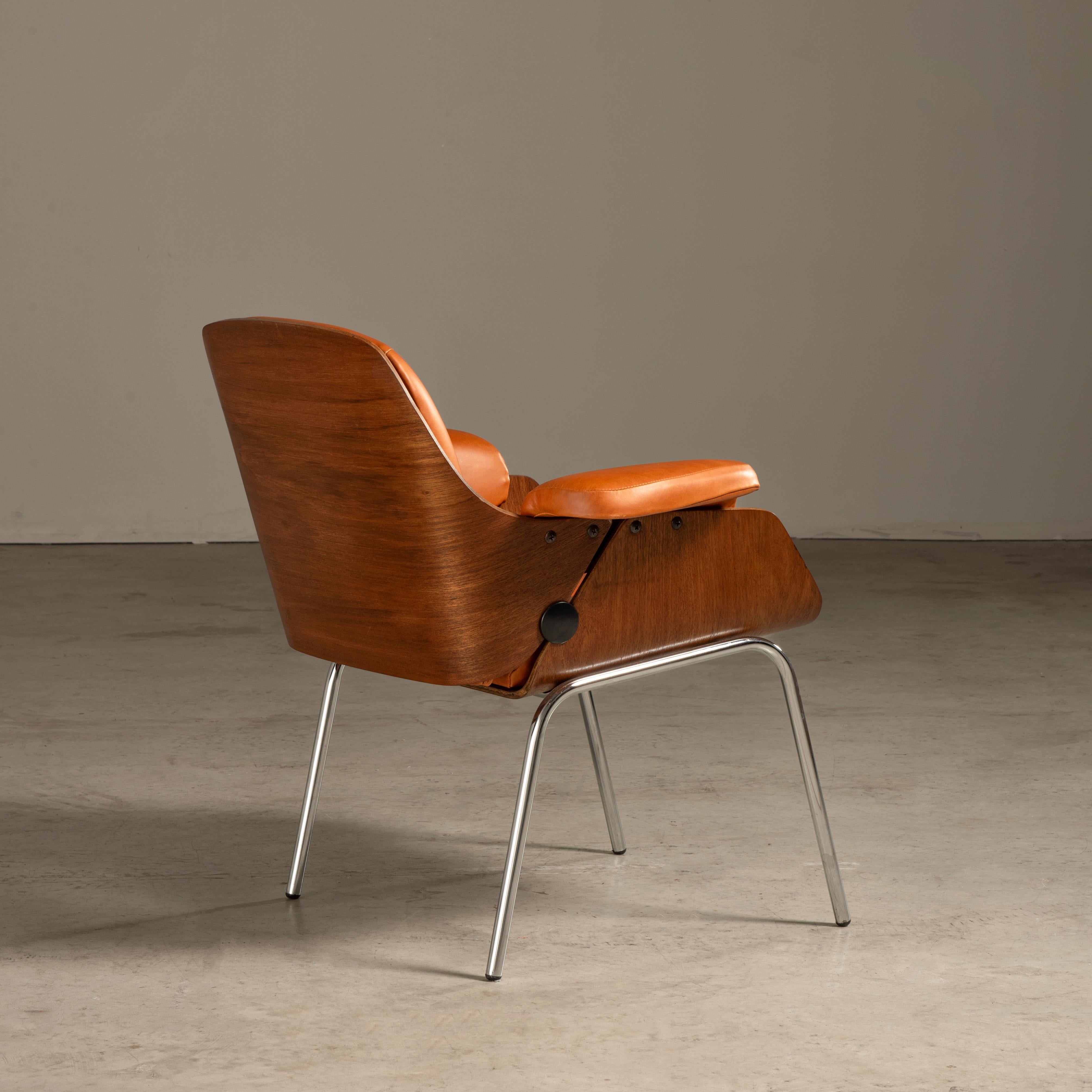 Dieser von Carlo Fongaro entworfene Sessel ist ein Beispiel für brasilianisches Möbeldesign aus der Mitte des 20. Jahrhunderts. Der Stuhl kombiniert die Verwendung von Holz und Leder, Materialien, die bei brasilianischen Möbeln aus dieser Zeit