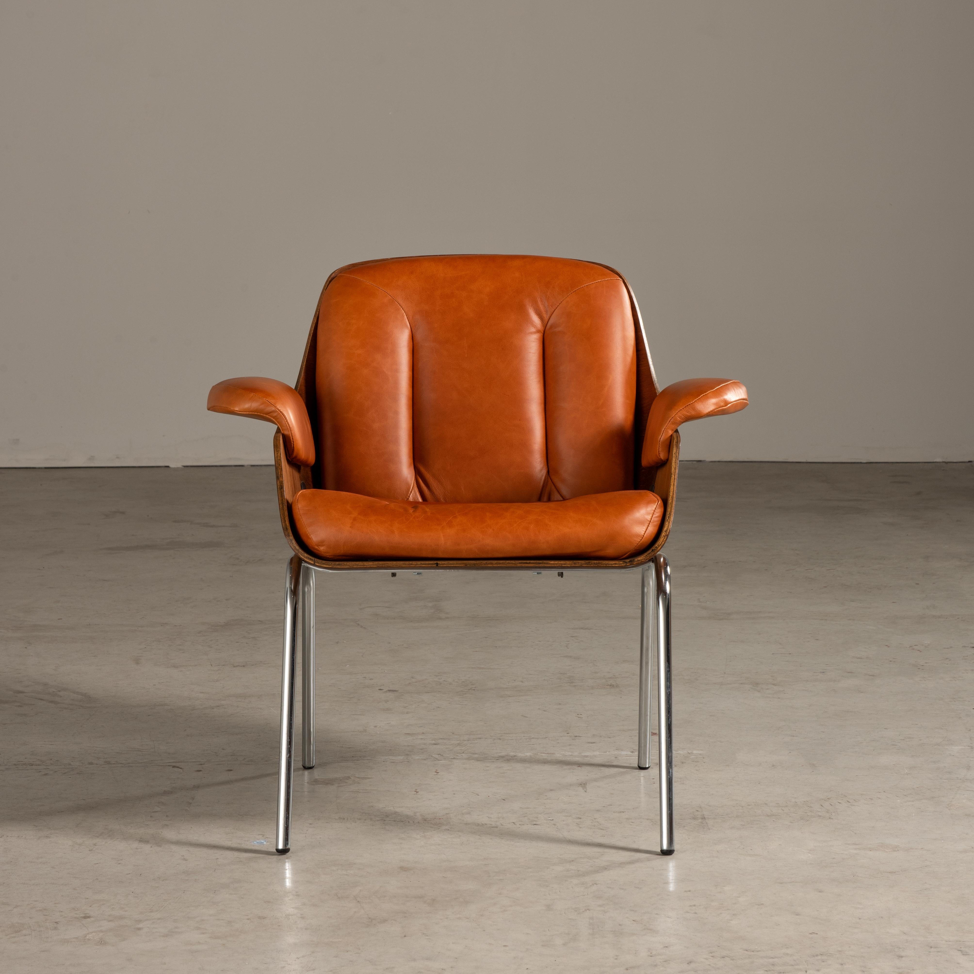 Armchair with Wood, Leather and Steel, by Carlo Fongaro, Brazilian Mid-Century In Good Condition For Sale In Sao Paulo, SP