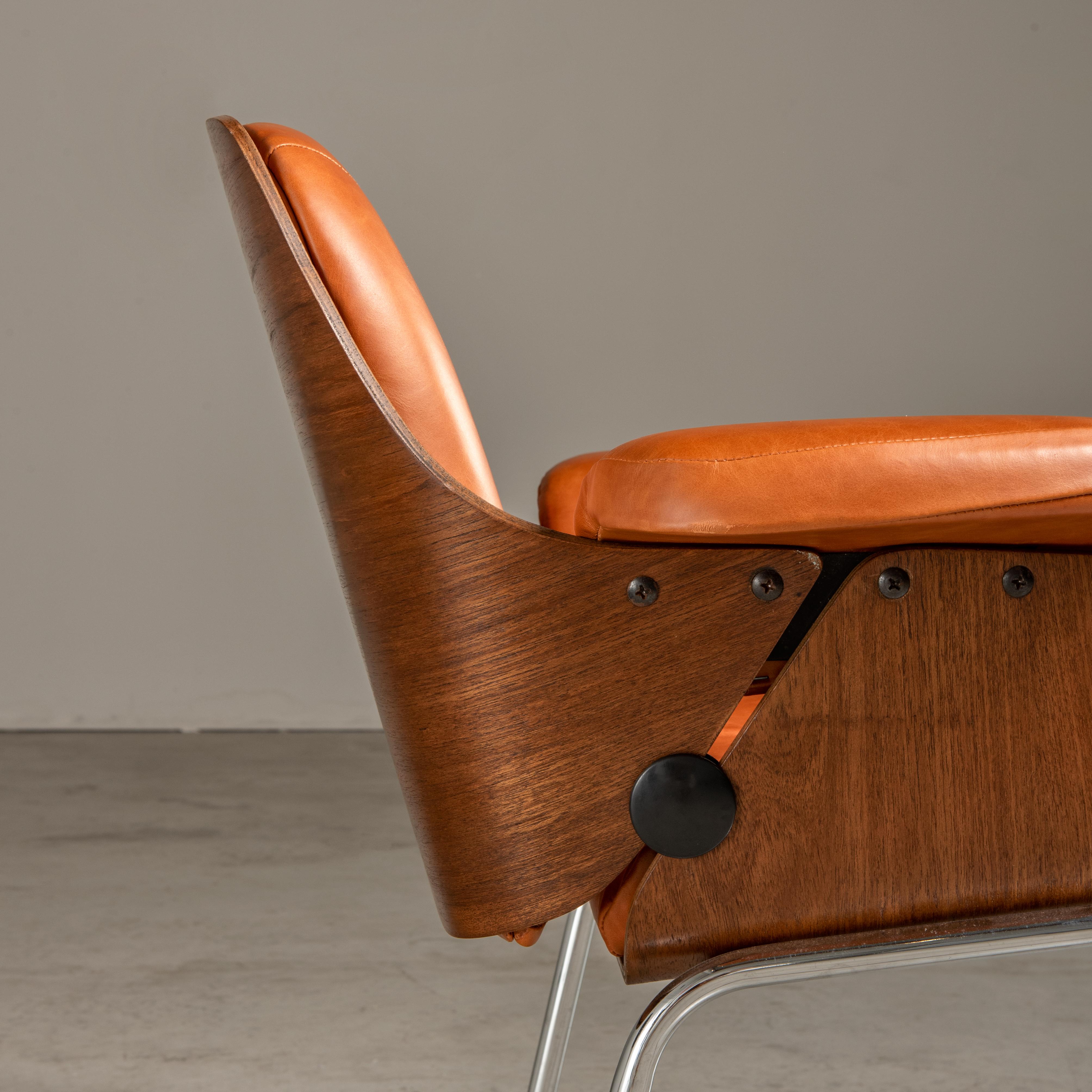 Armchair with Wood, Leather and Steel, by Carlo Fongaro, Brazilian Mid-Century In Good Condition For Sale In Sao Paulo, SP