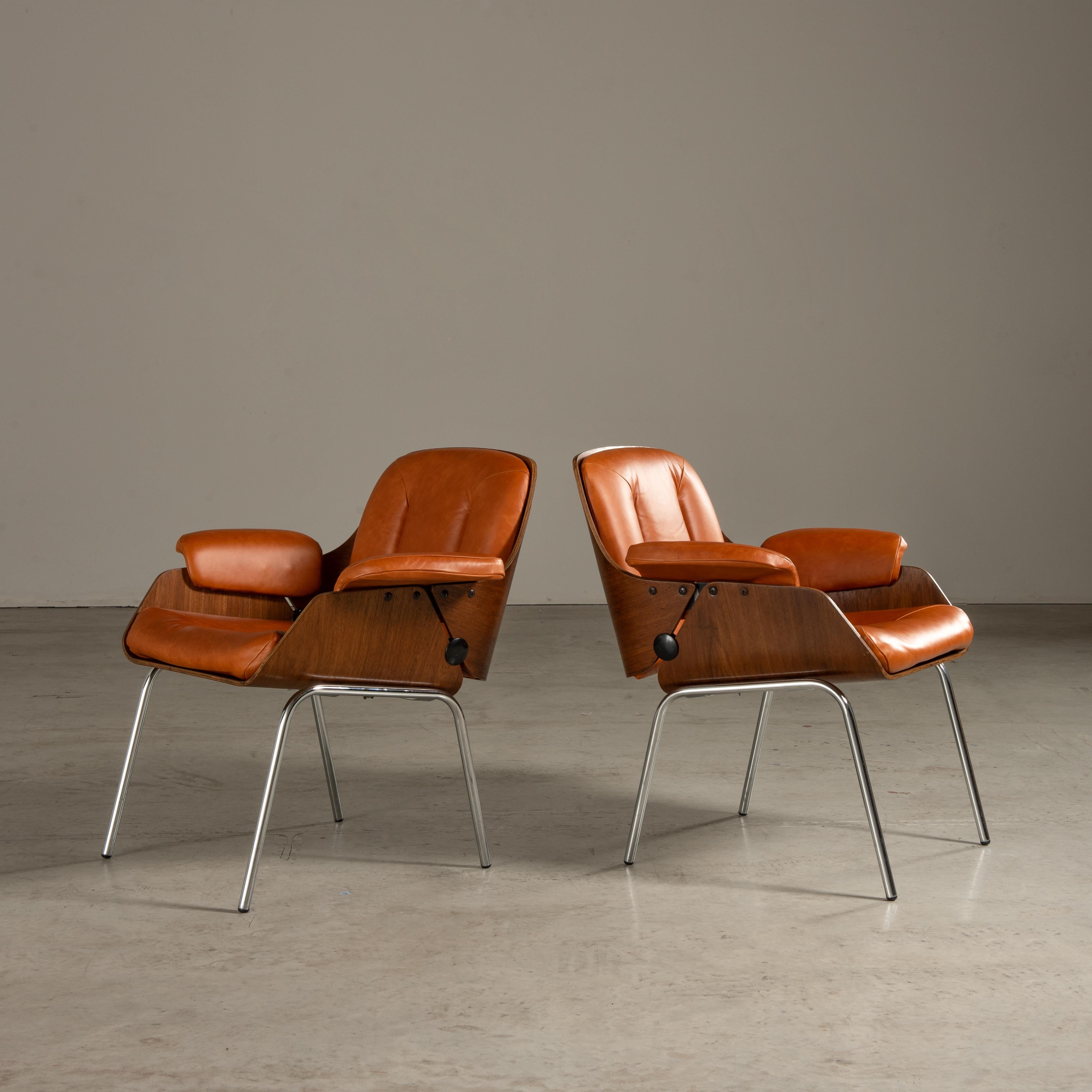 Armchair with Wood, Leather and Steel, by Carlo Fongaro, Brazilian Mid-Century For Sale 3