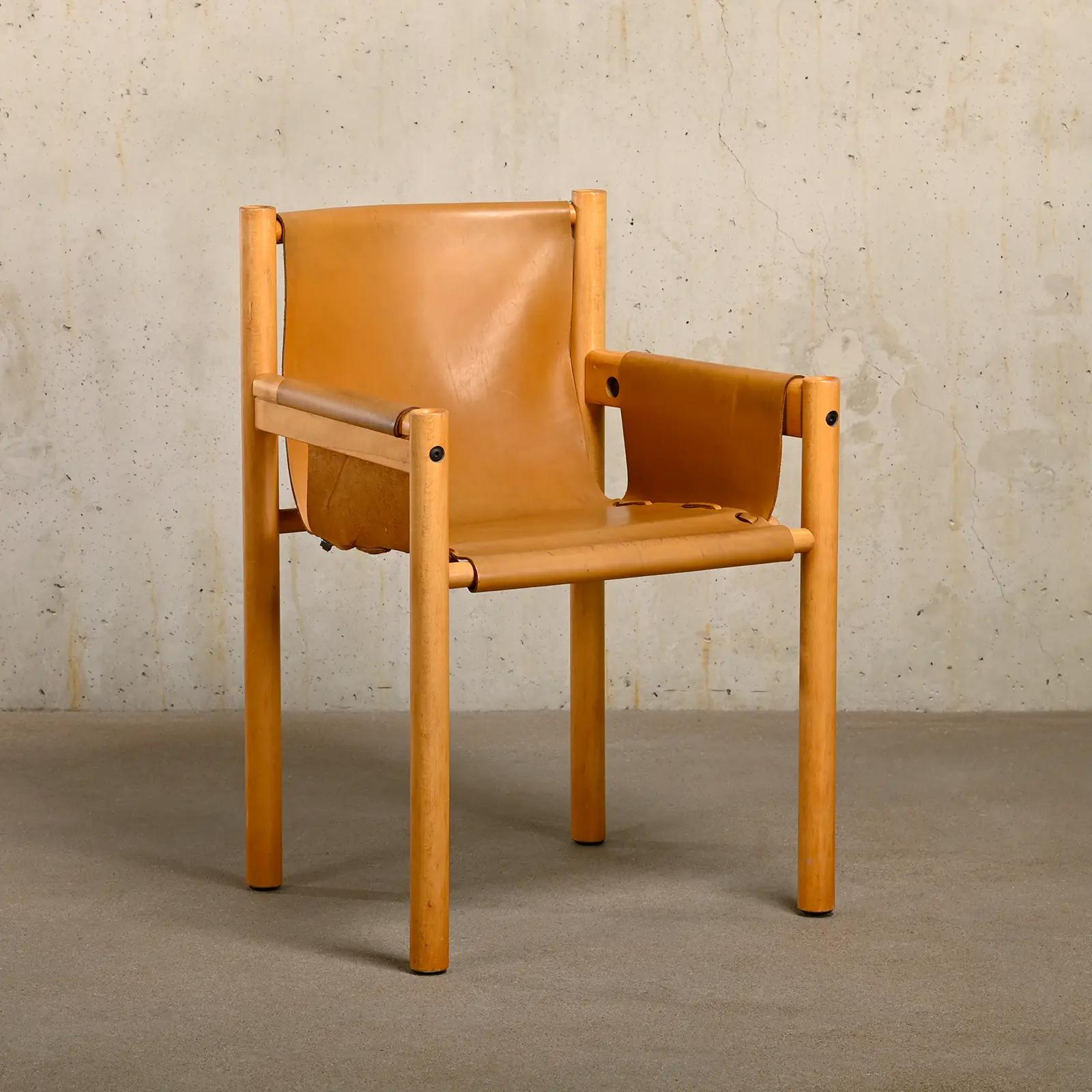 Beau fauteuil de Beeche avec structure en bois de hêtre et cuir de selle cognac. La chaise est en bon état vintage et robuste avec des signes normaux d'utilisation et de vieillissement. 