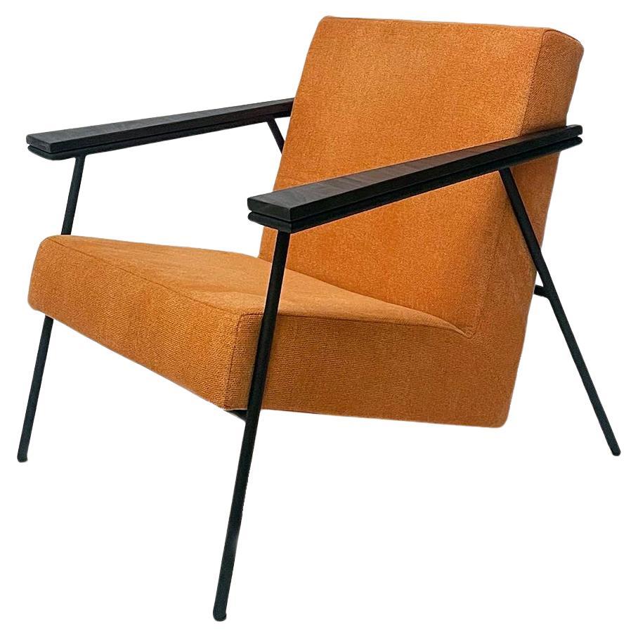 ABMESSUNGEN
Sessel 790 x 800 x 810 mm
Ottomane 450 x 600 x 180 mm

MATERIALIEN
Holz, Sperrholz, Metall, Textil

Erhältlich in verschiedenen Polsterungen und Farben nach RAL Classic

AUF BESTELLUNG GEFERTIGT
Setzen Sie sich mit uns in Verbindung, um