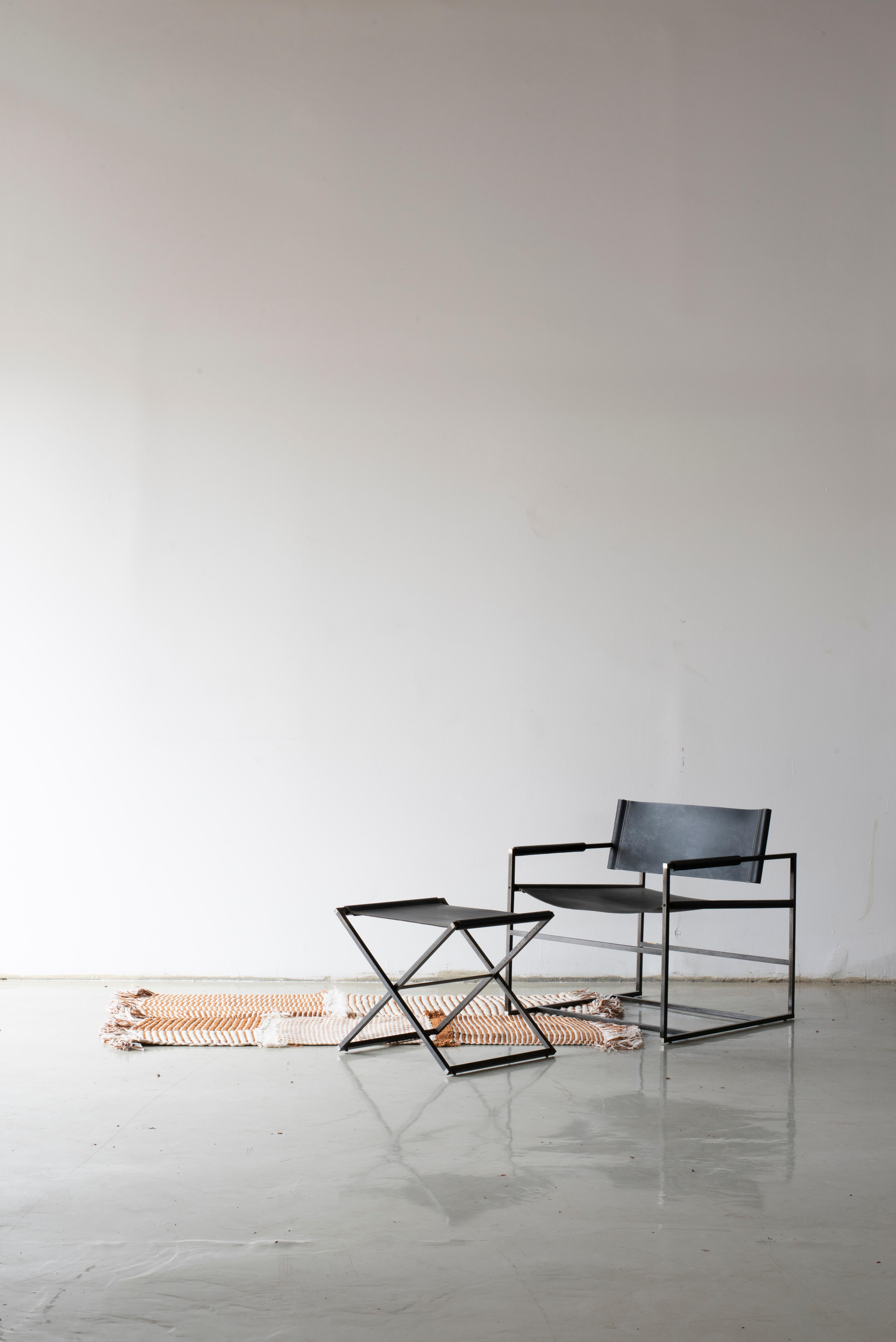 De sa première esquisse à son exécution, le fauteuil_01 a été fabriqué à la main en cuir et en acier,  conçu comme un meuble simple, classique et sophistiqué. Sa structure ergonomique soutient le bas du dos, tandis que l'utilisation d'un cuir solide