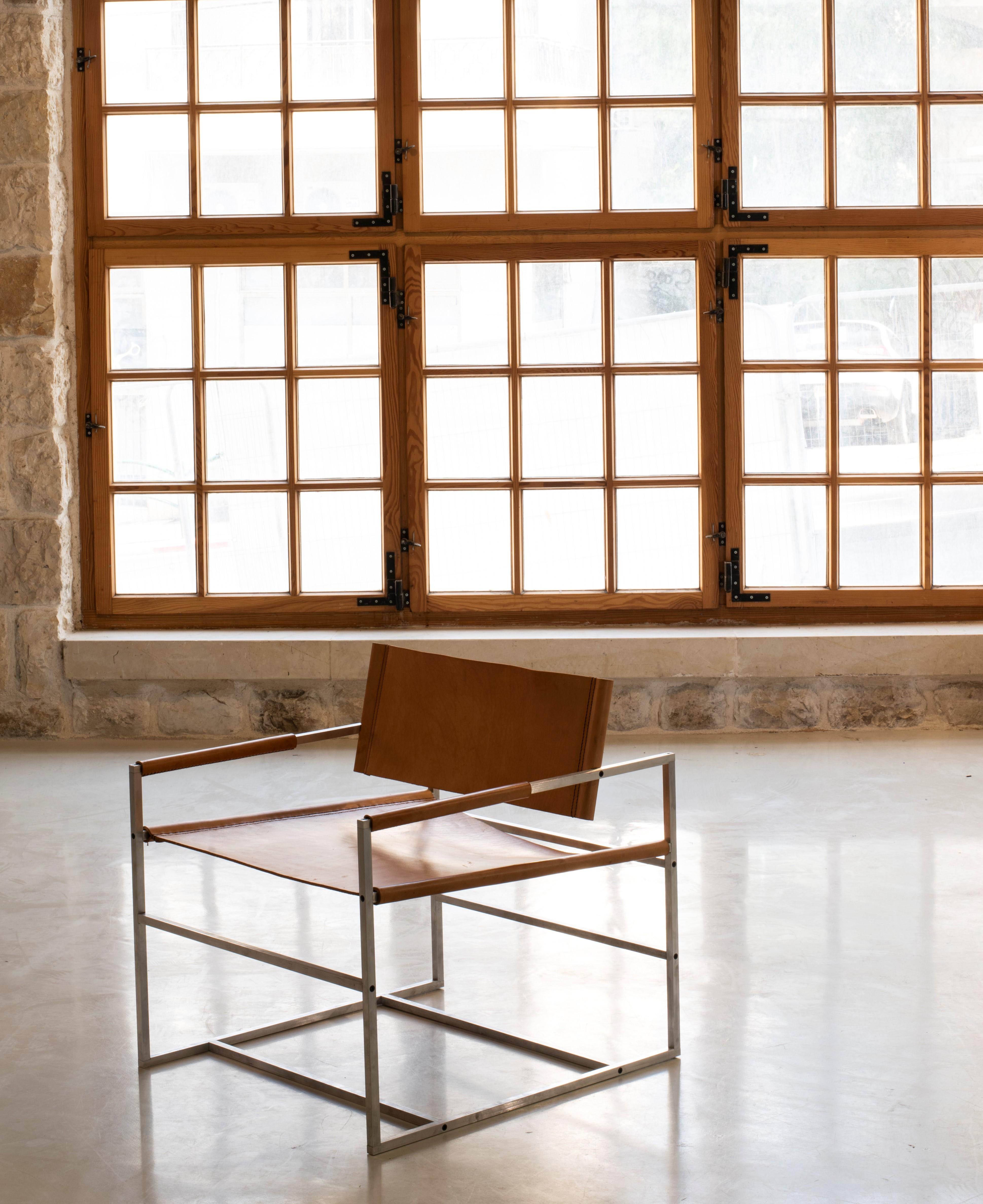  Sessel_01 ֻ minimalistischer Sessel, handgefertigt aus Leder und Stahl.  (Minimalistisch) im Angebot