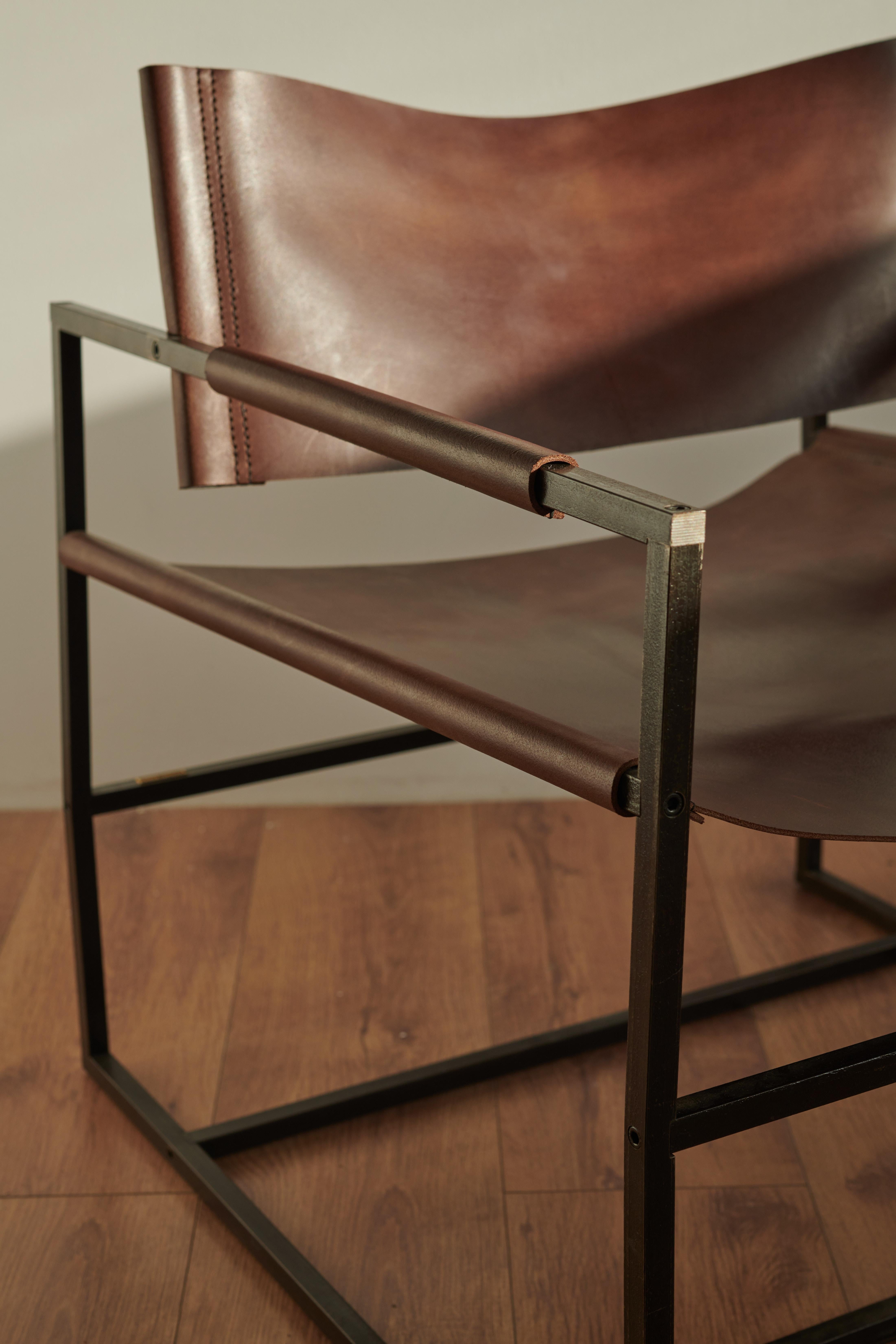  Sessel_01 ֻ minimalistischer Sessel, handgefertigt aus Leder und Stahl.  im Zustand „Neu“ im Angebot in Tel Aviv, IL