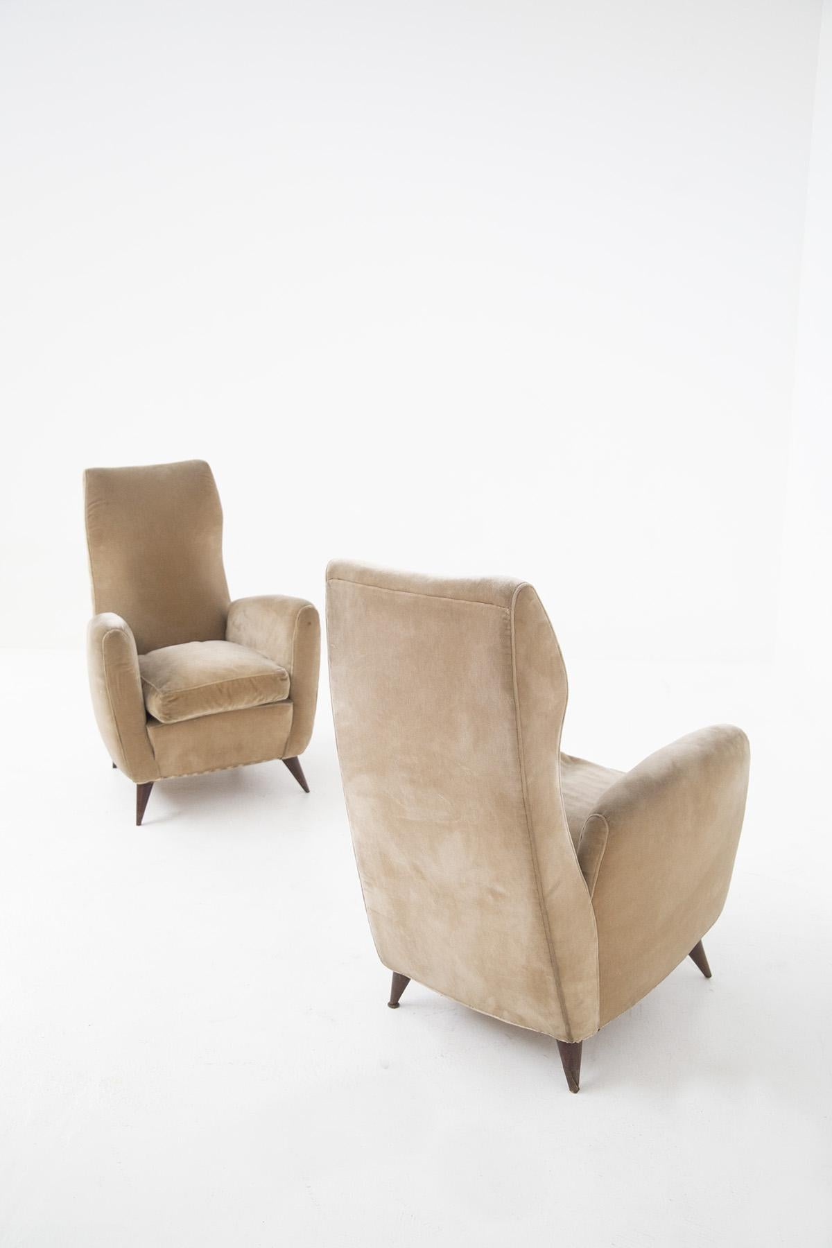 Pair of elegant vintage armchair attributed to Gio Ponti. They are of fine Italian manufacturer Isa Bergamo. The original label is present. They’re made in light brown velvet, which is original. The enveloping structure is fully upholstered, but