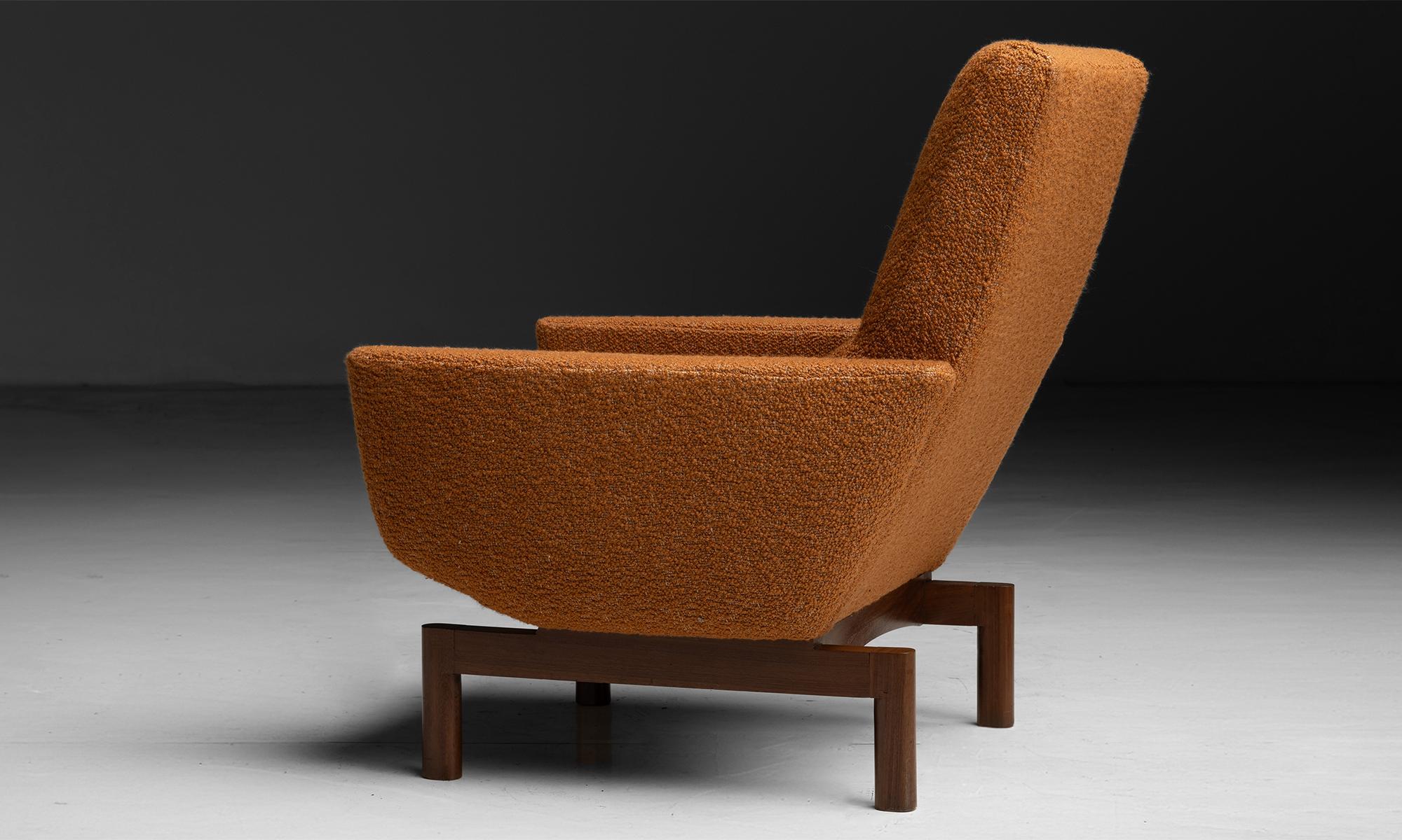 France circa 1950
Conçu par Geneviève Dangles et Christian Defrance pour Burov, nouvellement tapissé en boucle orange brûlé.
30,5 