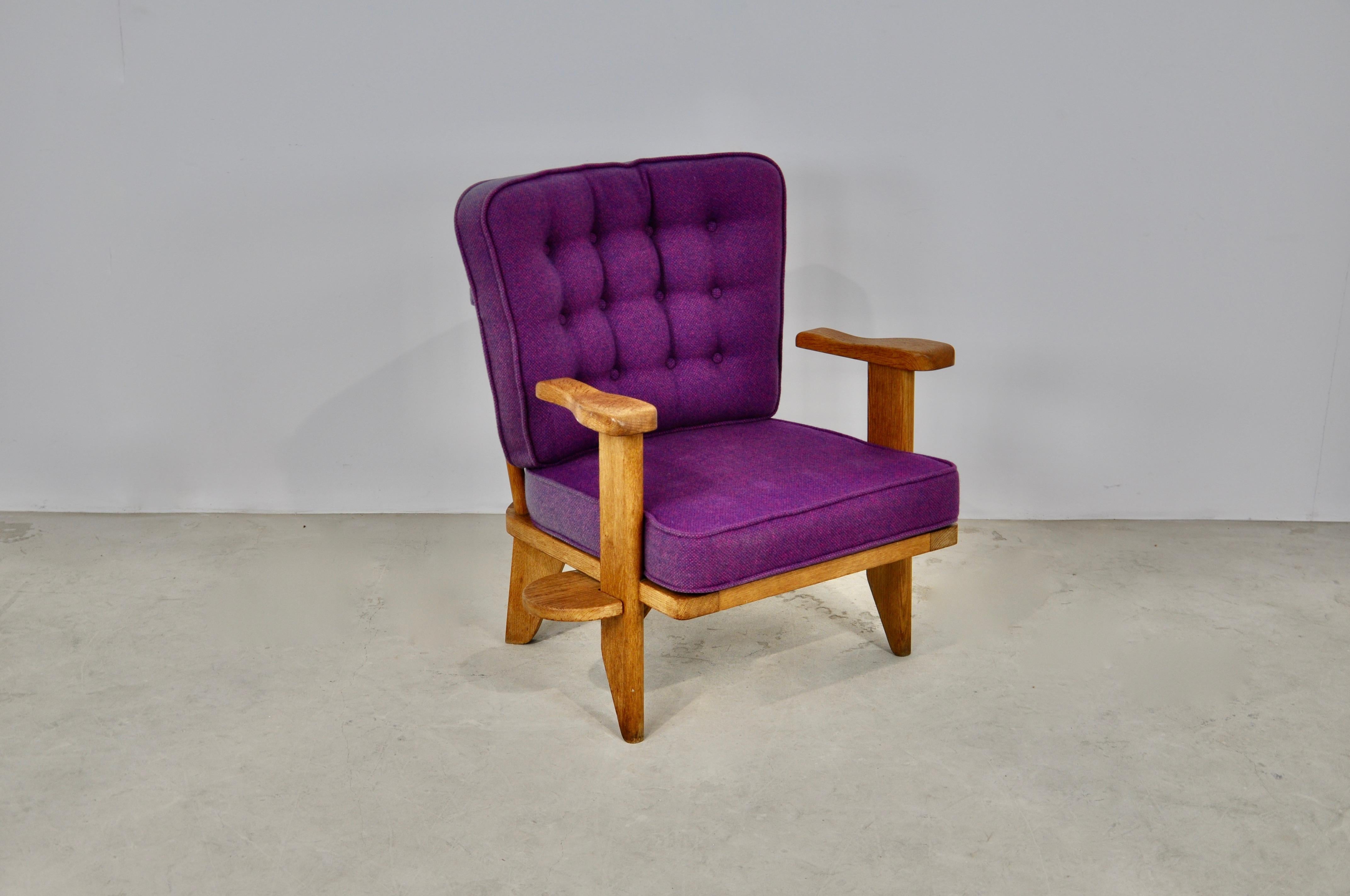 Armchair in and mauve color fabric. Wear due to time and age of the chair, discoloration of the fabric at the back due to the sun. Measures: Seat height: 39cm.