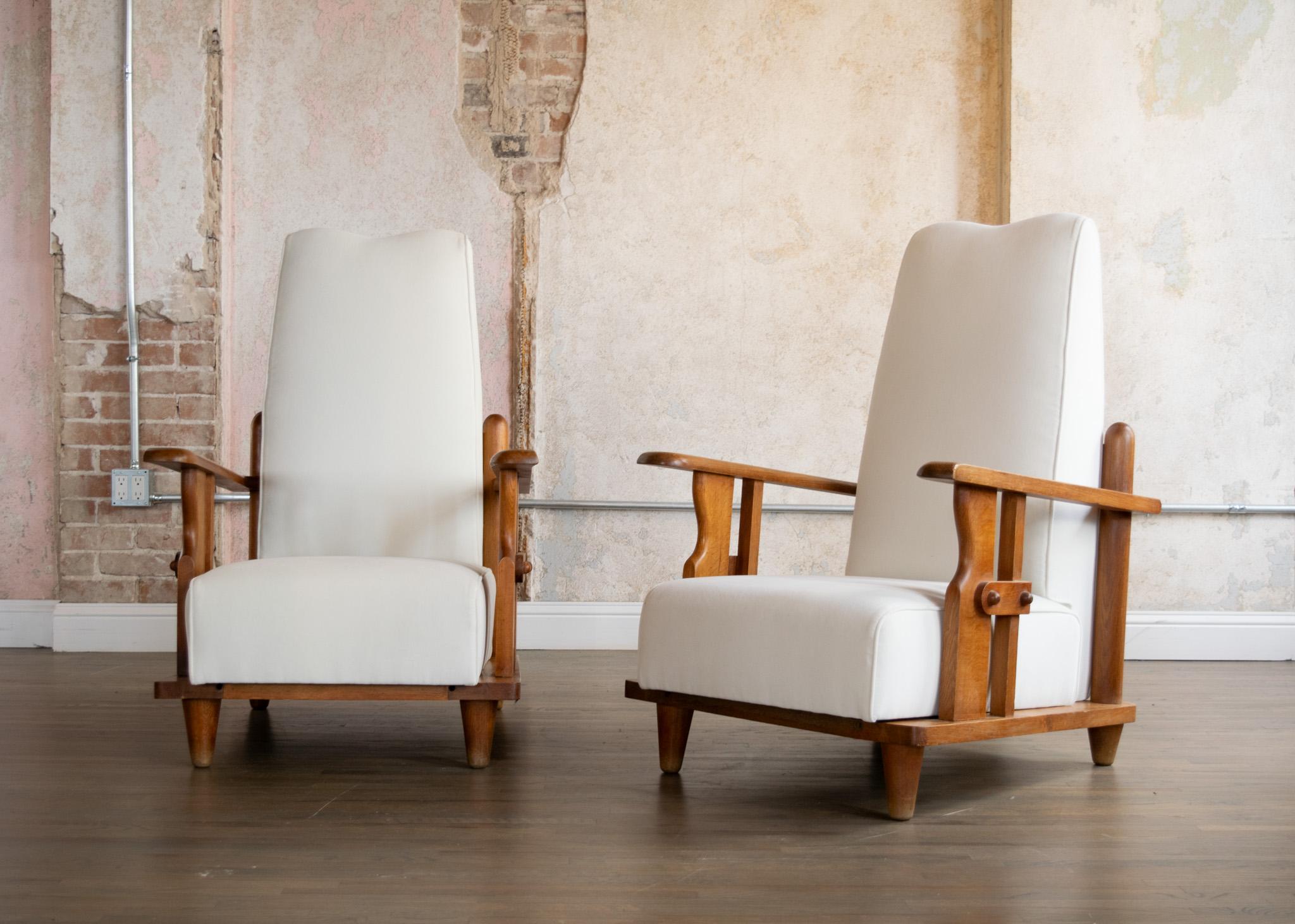 Rare et unique paire de chaises de salon Guillerme et Chambron, chêne et tissu, France années 1960. Le chêne est en très bon état et le tissu - les coussins sont neufs. Une paire de chaises très confortable. 