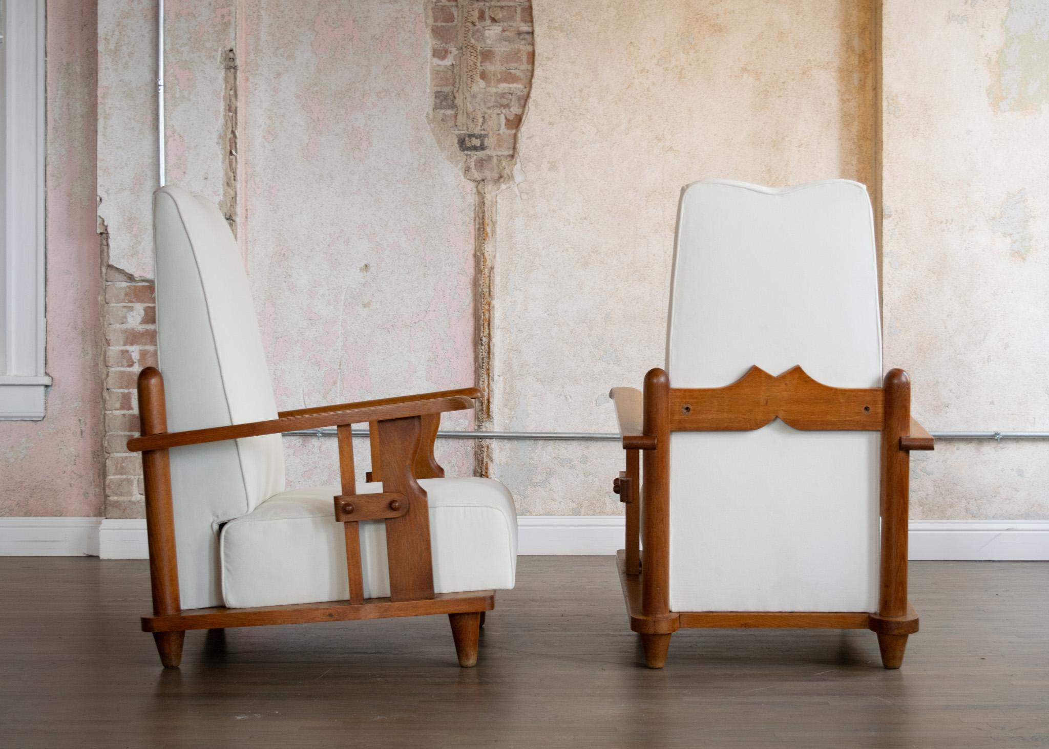 Français Fauteuils en chêne de Guillerme et Chambron en vente