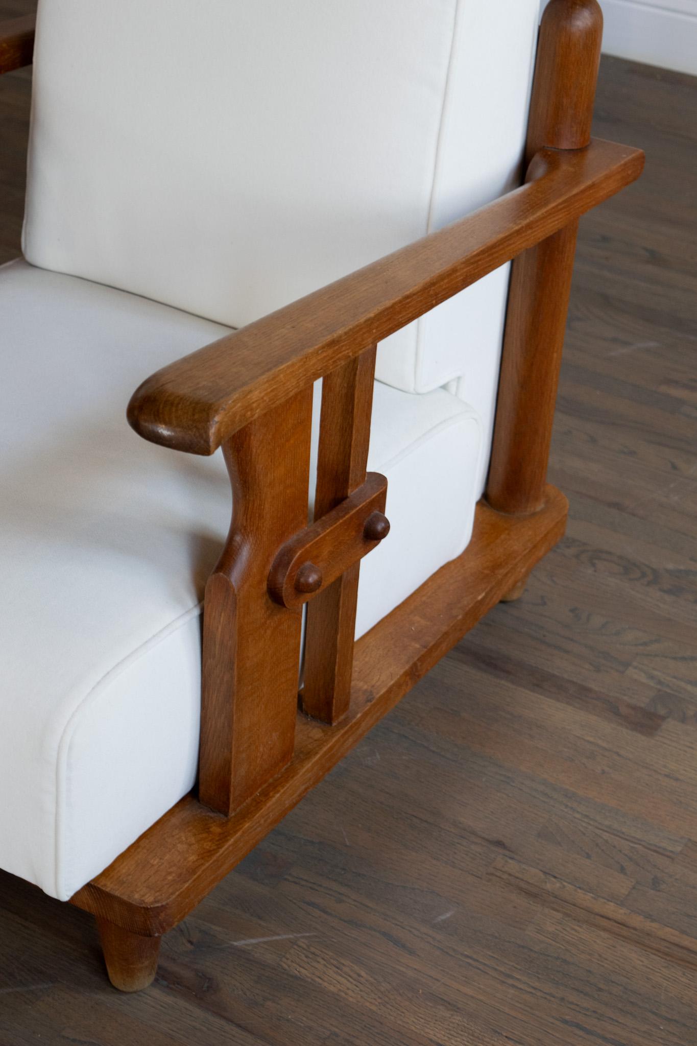 Milieu du XXe siècle Fauteuils en chêne de Guillerme et Chambron en vente