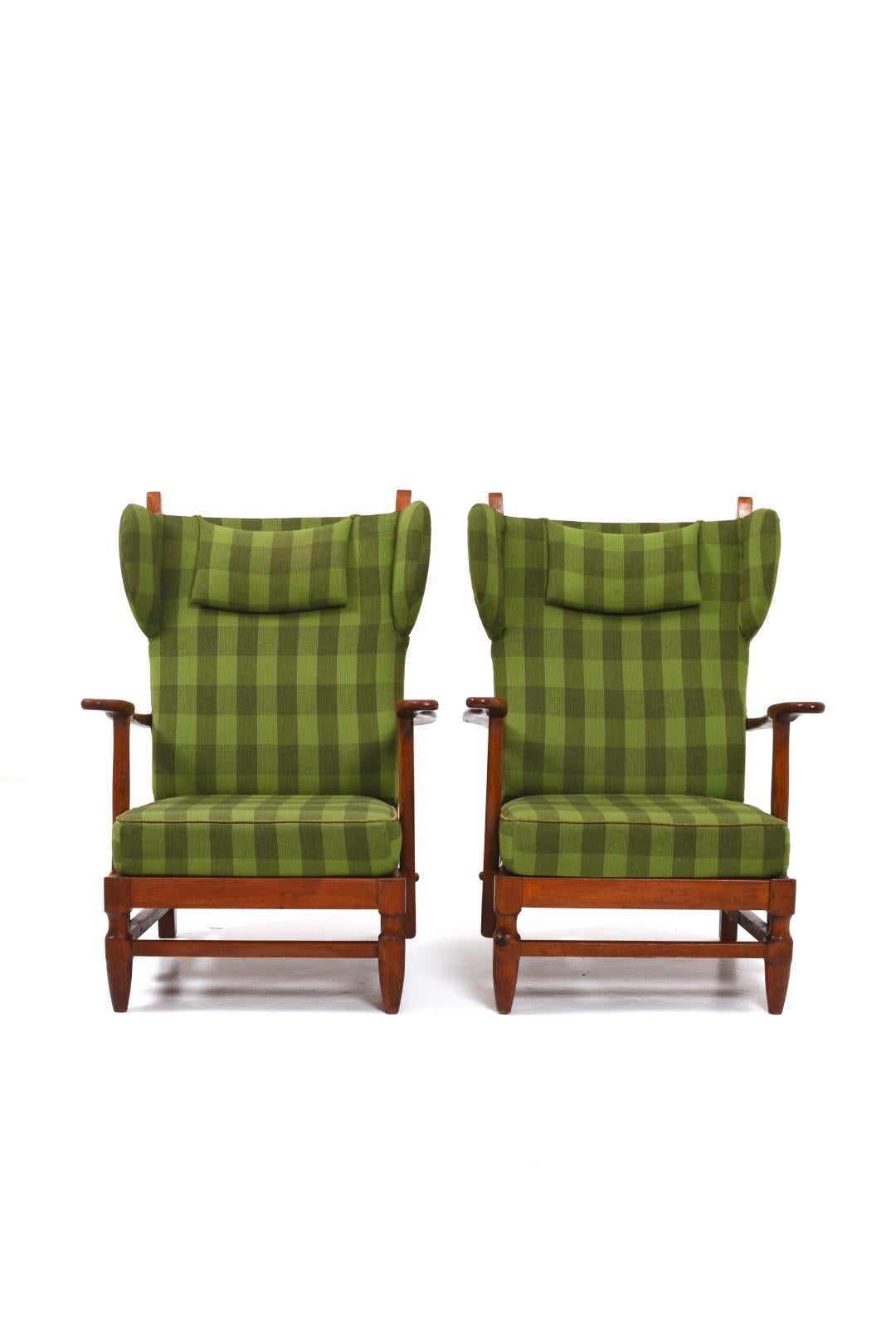 Deux élégants fauteuils de Gunnar Göperts qu'il a conçus dans les années 40 pour sa propre entreprise de meubles Göperts Möbler.

Le fauteuil a une conception ergonomique qui offre un soutien adéquat au dos et à la nuque, ce qui le rend idéal pour