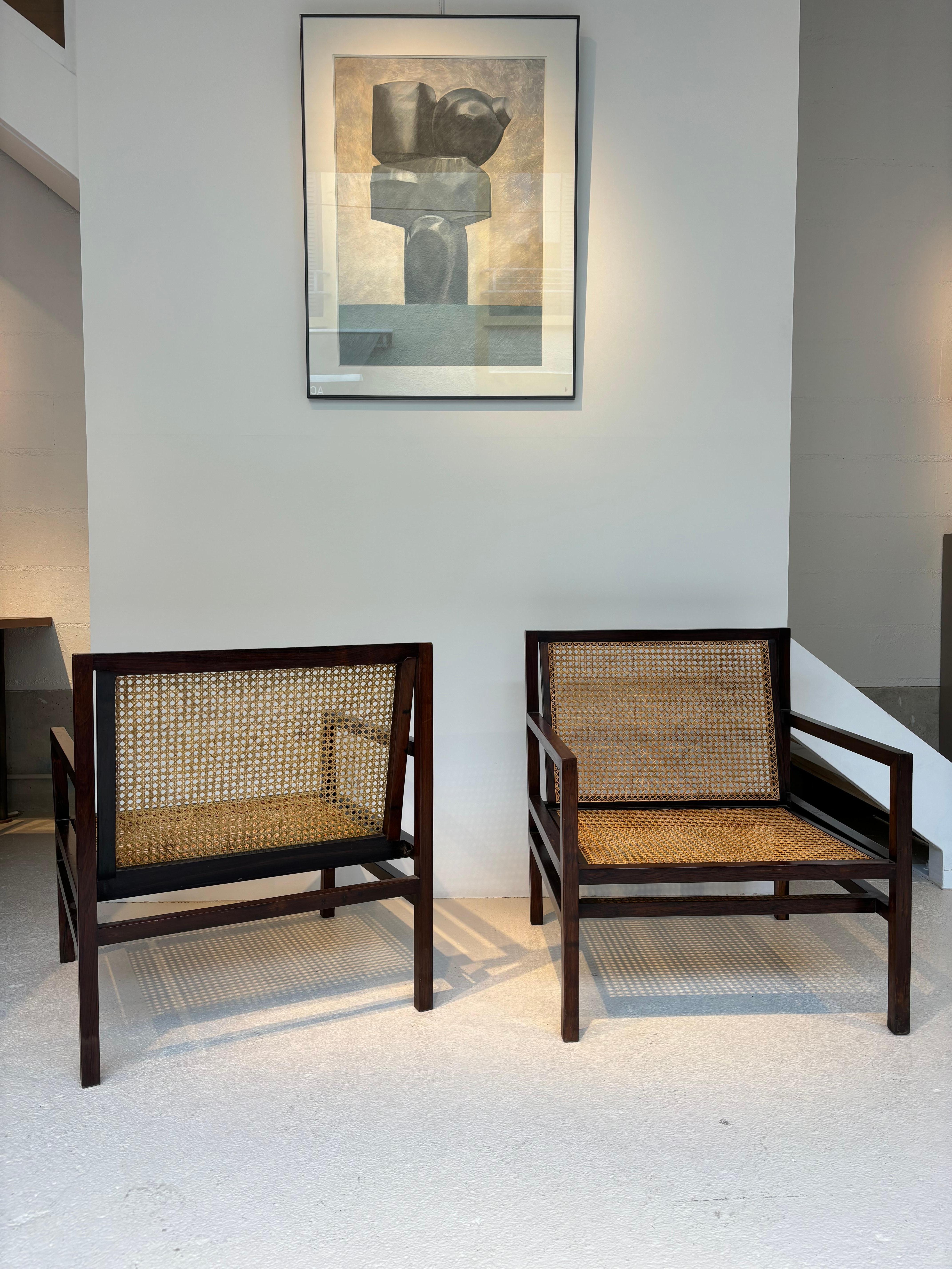 Raro y muy elegante  paire de fauteuils par Joaquim Tenreiro, vers 1950. 
Editado por Tenreiro moveis e decoracoes. 
