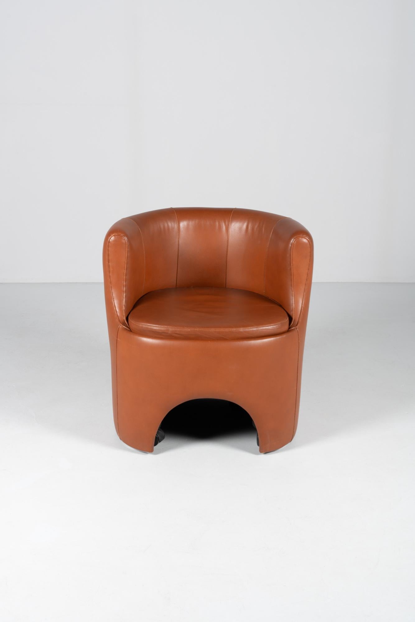 The renowned Italian architect, designer and urban planner Luigi Caccia Dominioni (1913–2016)
designed this beautifully shaped armchair for Azucena.
Known as the “P22” model, the armchair has a wooden frame covered in leather and stands on